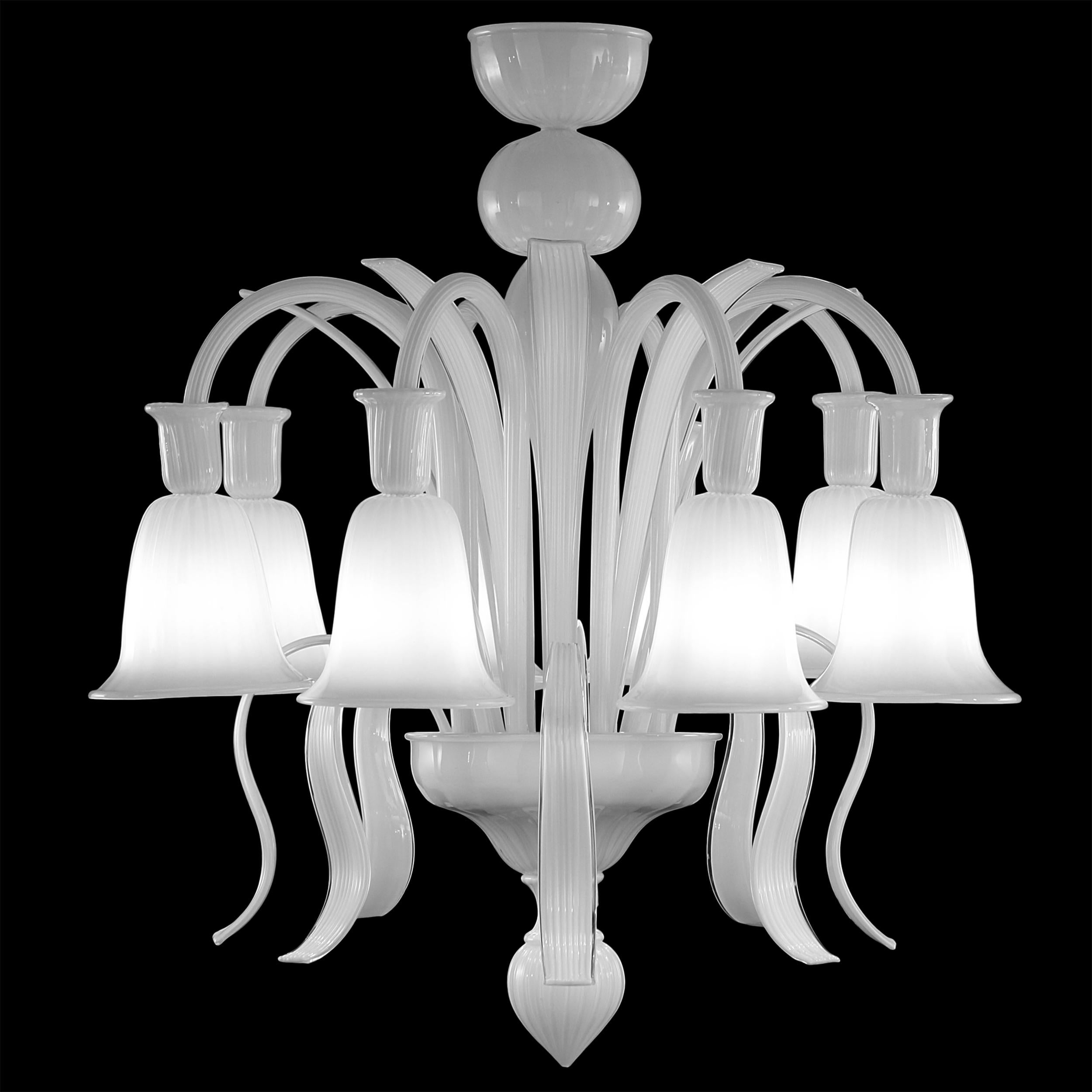 Lampadario del XXI secolo a 8 luci in vetro di Murano incamiciato bianco di Multiforme.

La collezione di lampadari di Murano Ritz è un esplicito omaggio allo stile Art Deco. L'intera composizione è caratterizzata da una serie di elementi tipici