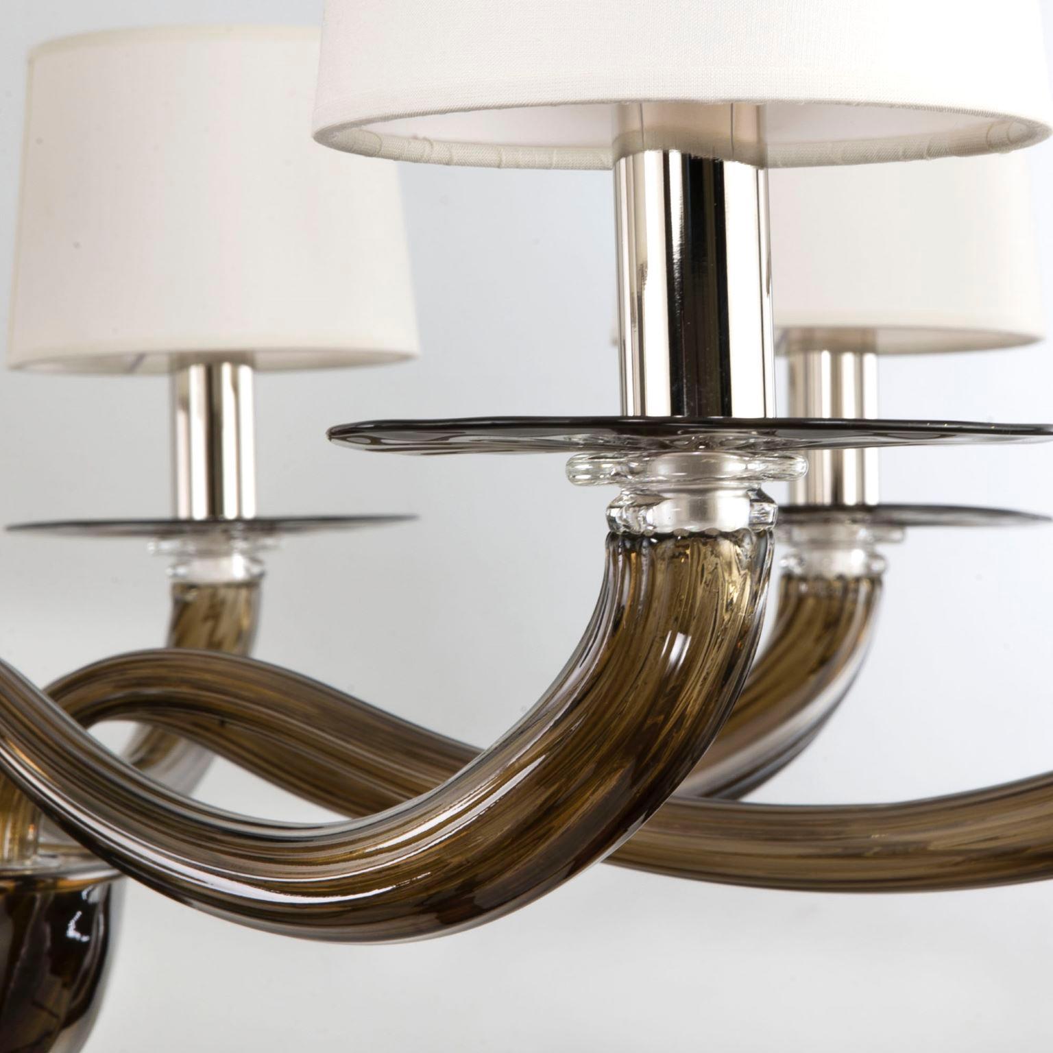 Lustre Serenade 8 lumières en verre Murano, abat-jour en coton blanc par Multiforme
La collection Sérénade s'inspire d'un design contemporain et international, simple mais pas banal, et se compose d'éléments étudiés dans les moindres détails. La