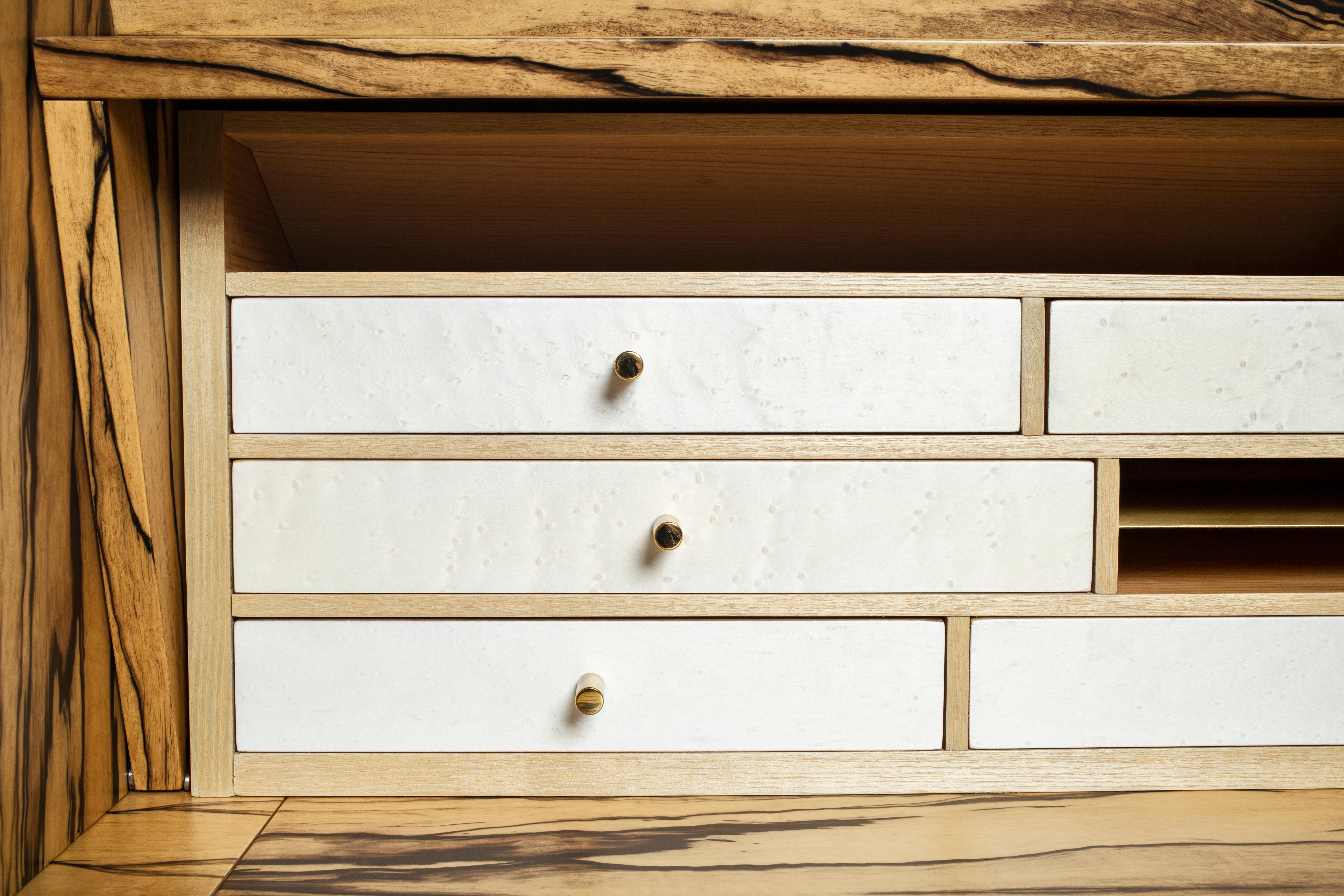 Charles Dix-Schreibtisch des 21. Jahrhunderts, weißes Ebenholz, weißes Ahorn und Messing, hergestellt in Italien im Angebot 4