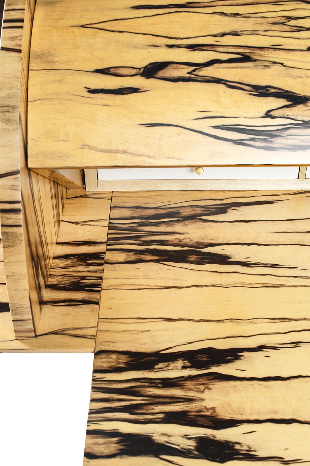Charles Dix-Schreibtisch des 21. Jahrhunderts, weißes Ebenholz, weißes Ahorn und Messing, hergestellt in Italien im Angebot 1