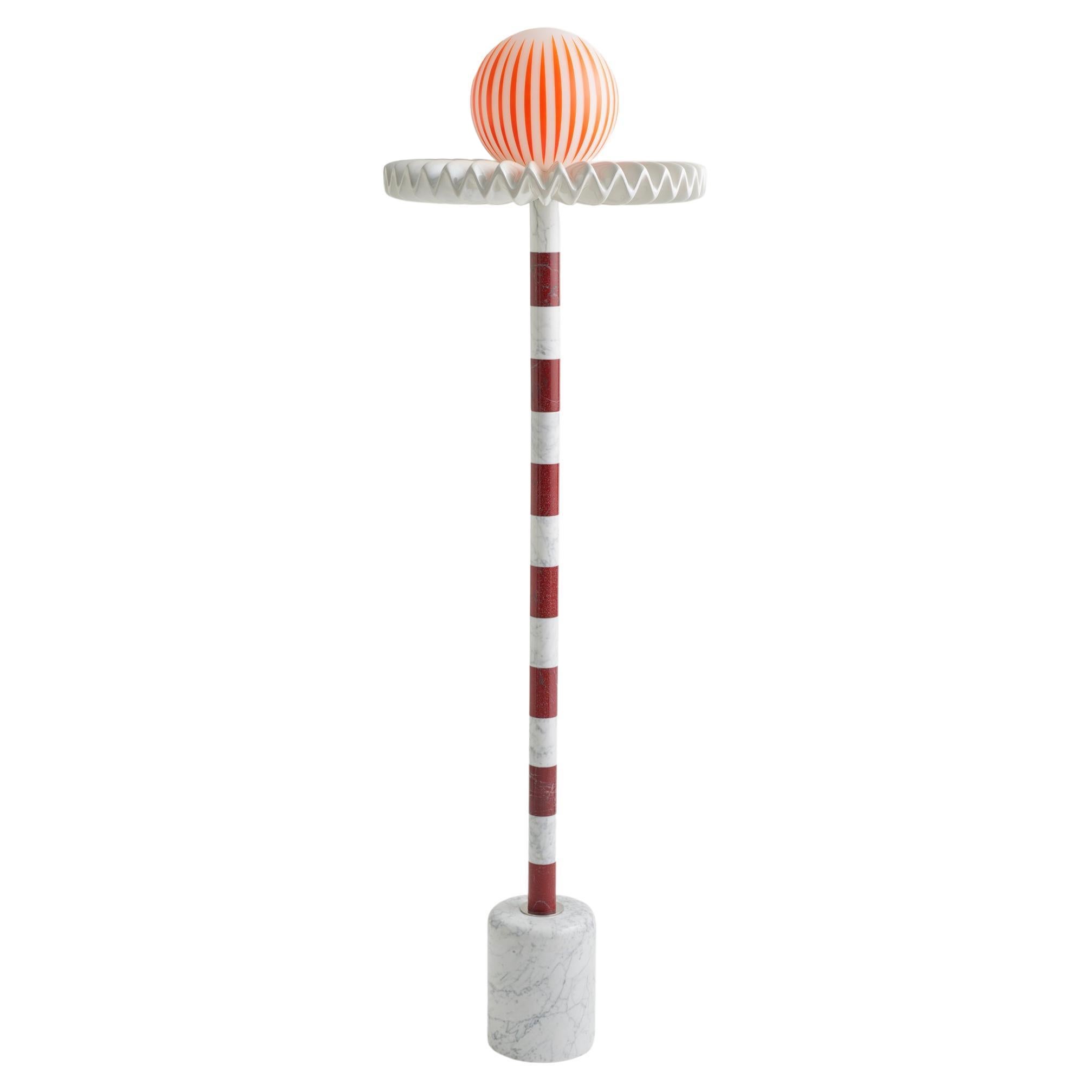 Lampadaire SARE du 21ème siècle en cerisier et marbre blanc avec verre peint à la main