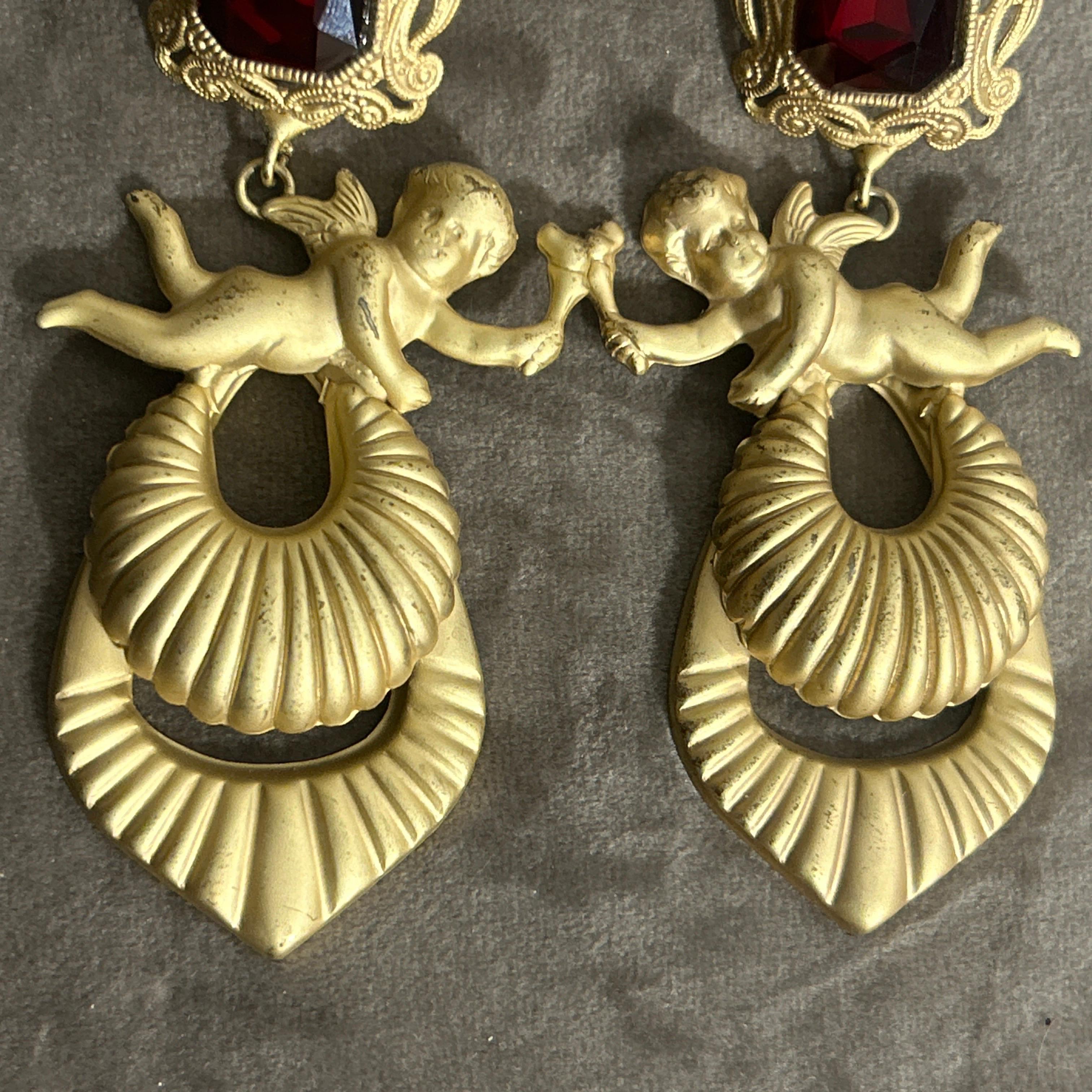 Orecchini a forma di cherubino del XXI secolo con accenti di gemme ornate realizzati da Mercantia In condizioni buone in vendita a Aci Castello, IT