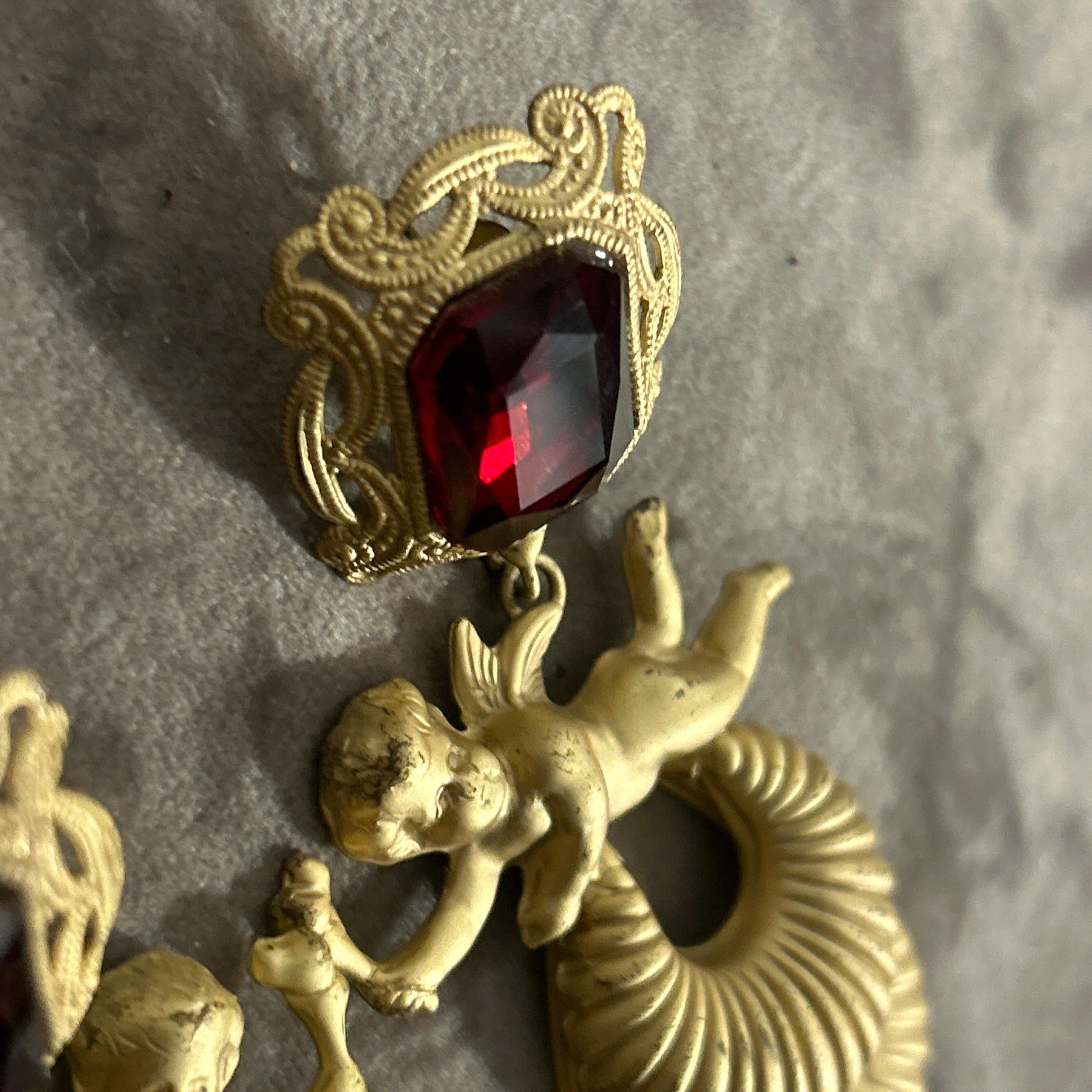 Donna Orecchini a forma di cherubino del XXI secolo con accenti di gemme ornate realizzati da Mercantia in vendita