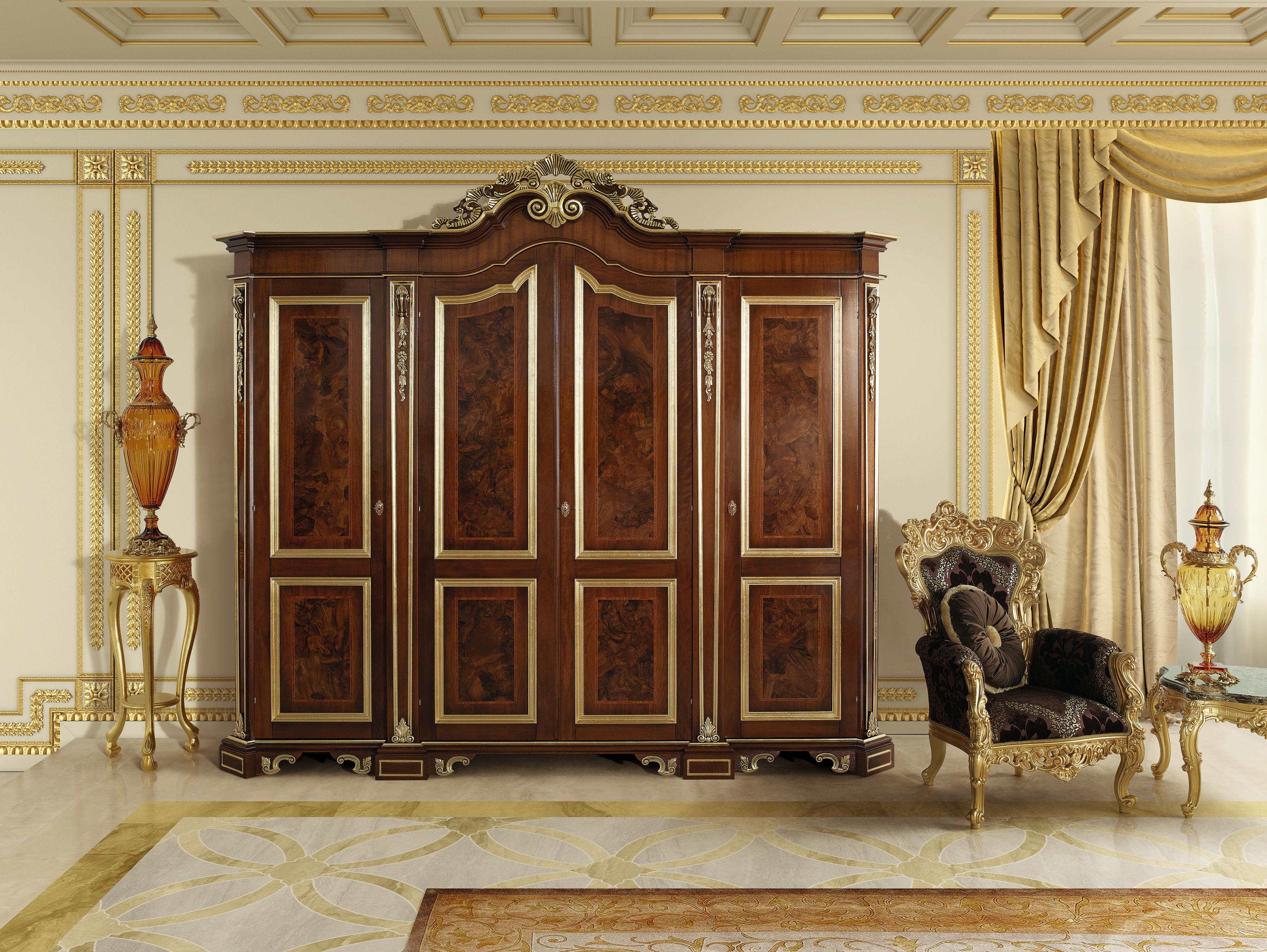 Diese majestätische Kommode mit acht Schubladen von Modenese Luxury Interiors (Made in Italy) ist aus Massivholz gefertigt, mit handwerklichen Details und einer Lackierung in Nussbaum. Sie verstärkt das elegante und zeitlose Ambiente Ihres Zimmers.
