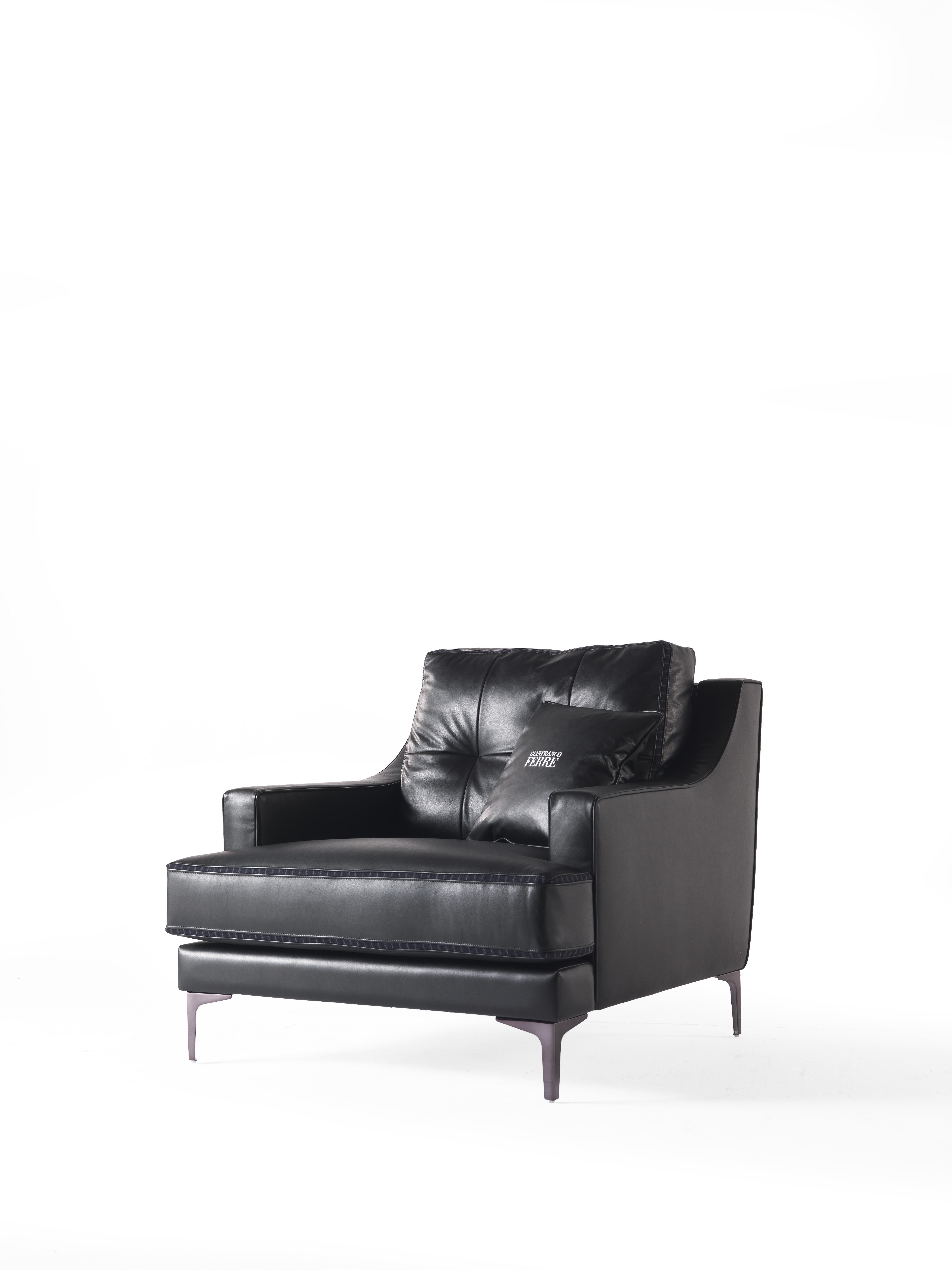 Ein Sessel mit urbanem Charme und kühnem Charakter, der die Eleganz von Leder mit Details aus Nadelstreifenstoff im typischen Stil von Gianfranco Ferré Home verbindet. Die Füße aus schwarz verchromtem Metall bestätigen den großstädtischen Stil und