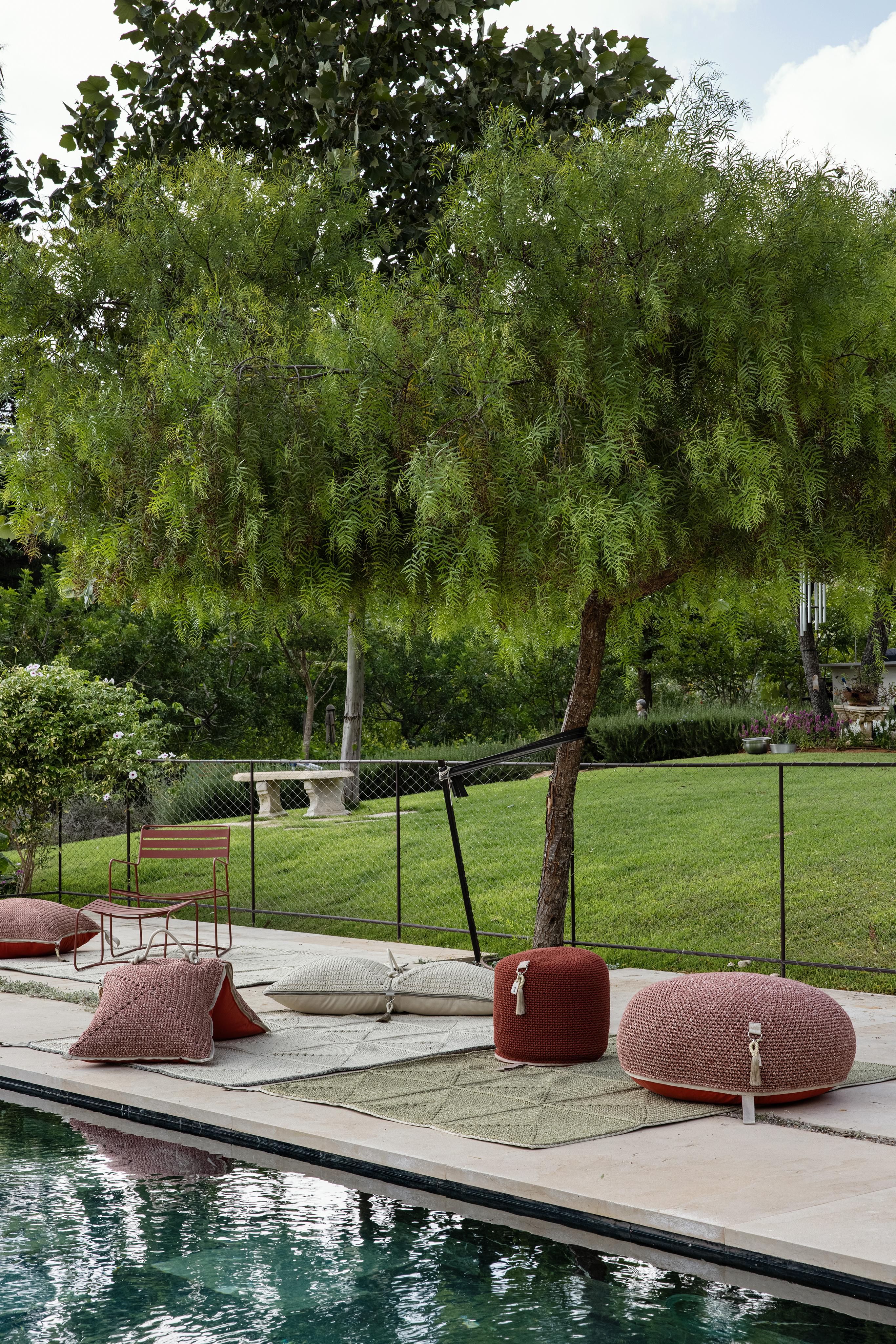 21st Century Clay Outdoor Indoor Handmade Floor Cushion im Angebot 1