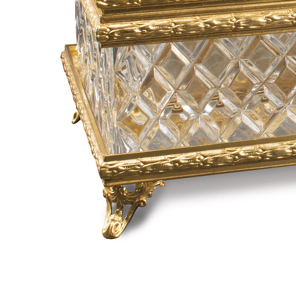 Schachtel aus klarem Kristall und goldener Bronze des 21. Jahrhunderts (Louis XVI.) im Angebot