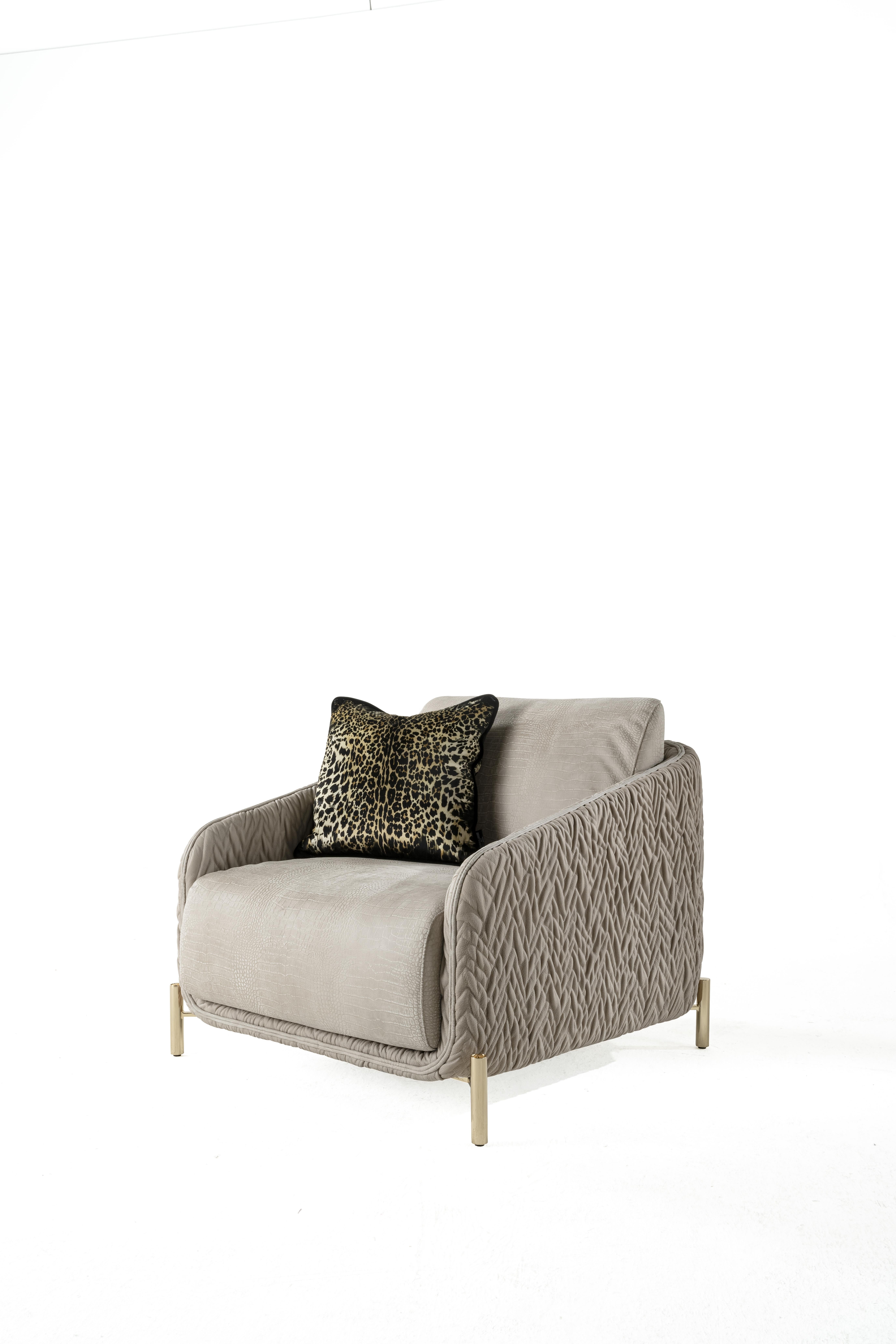 Charme sauvage et détails raffinés pour le fauteuil Clifton. Tapissé d'un nouveau cuir Cocco texturé et luxueux, il présente le long de sa structure externe le matelassage 