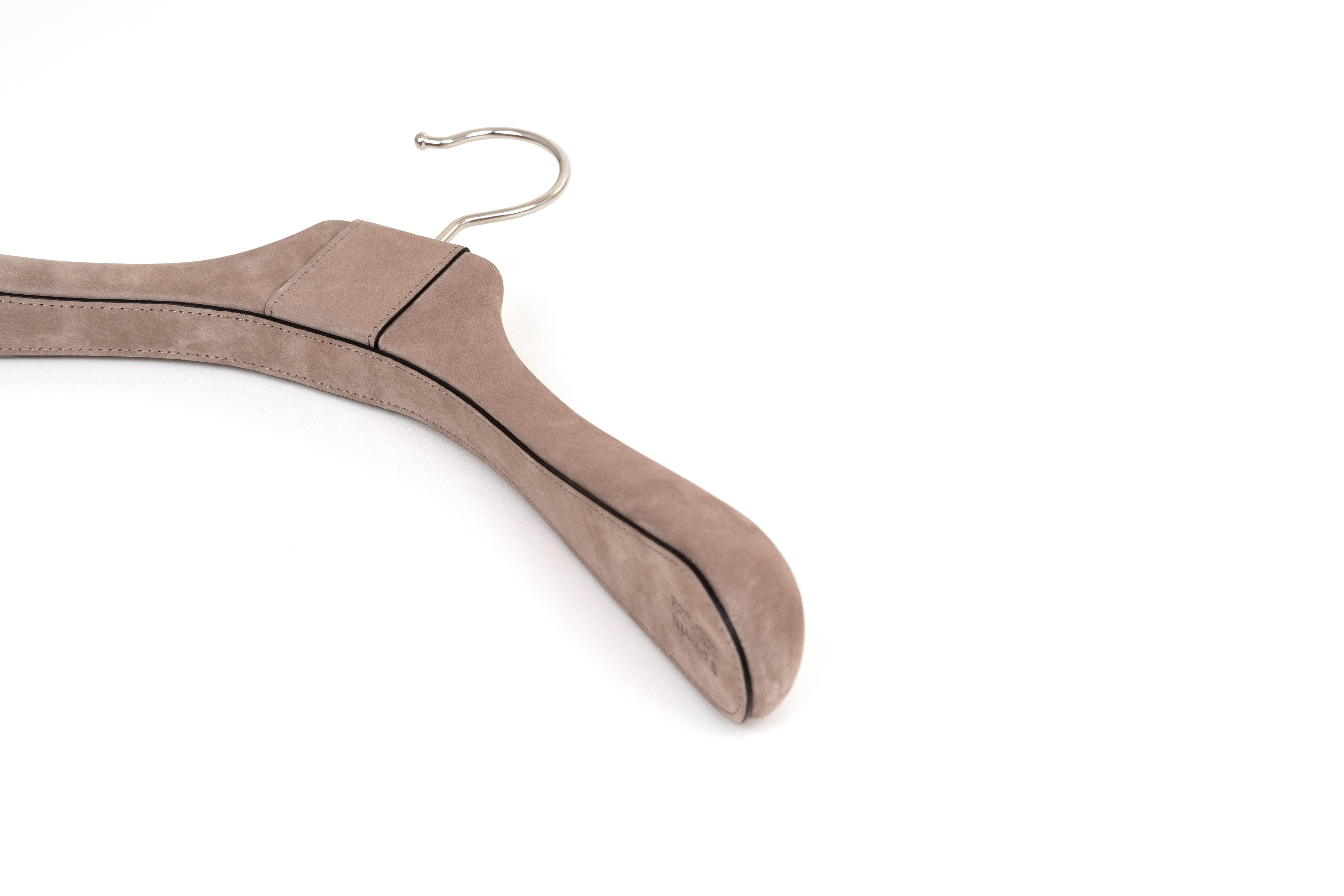 The sophisticated addition to transform in an instant the look of your closet.

Made with a solid wood structure each hanger is fully dressed in premium calfskin leather with a soft and natural touch. The non-slip surface make it perfect to ensure
