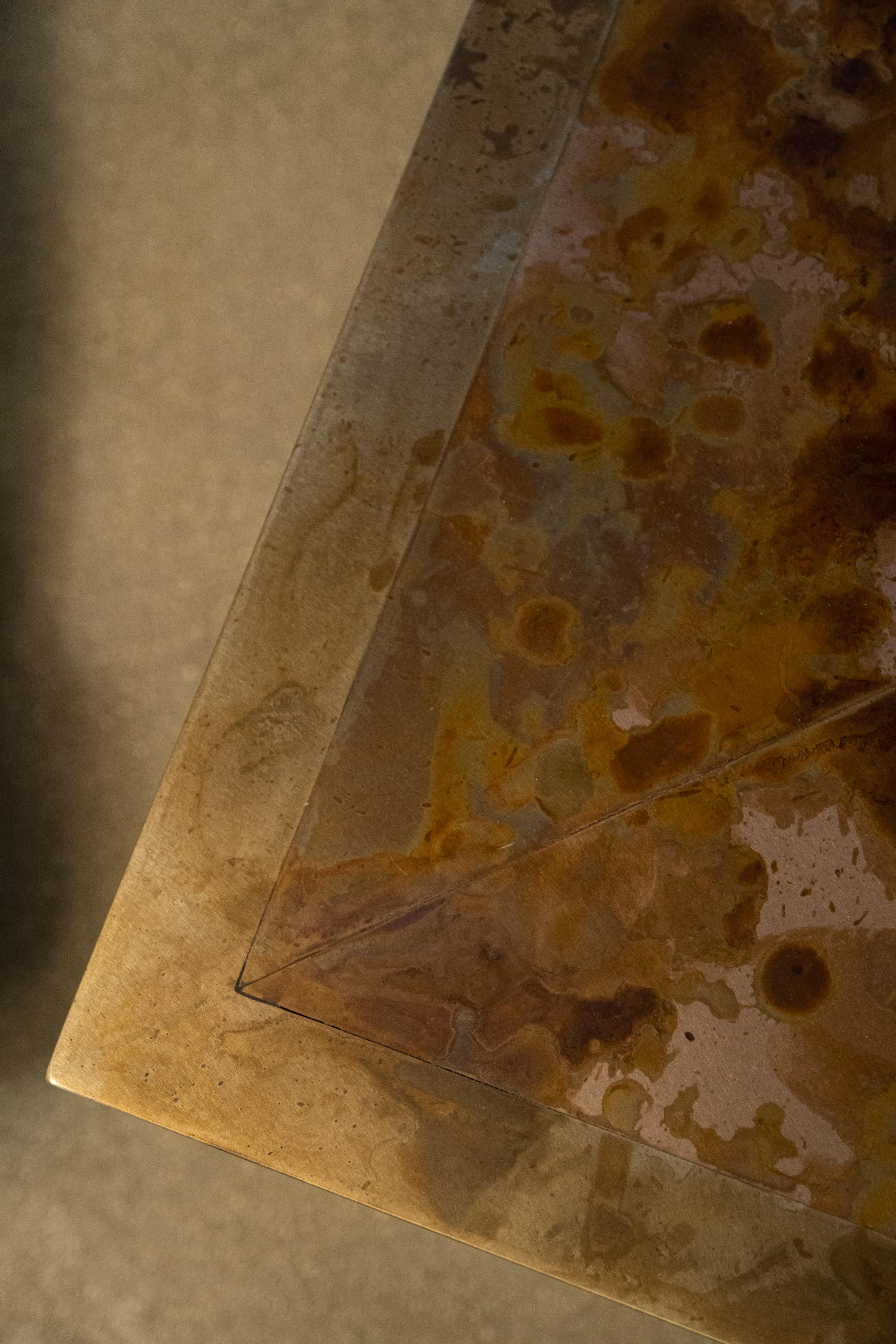 Bronze table basse du XXIe siècle : plateau marbré en bronze:: socle en acier en vente