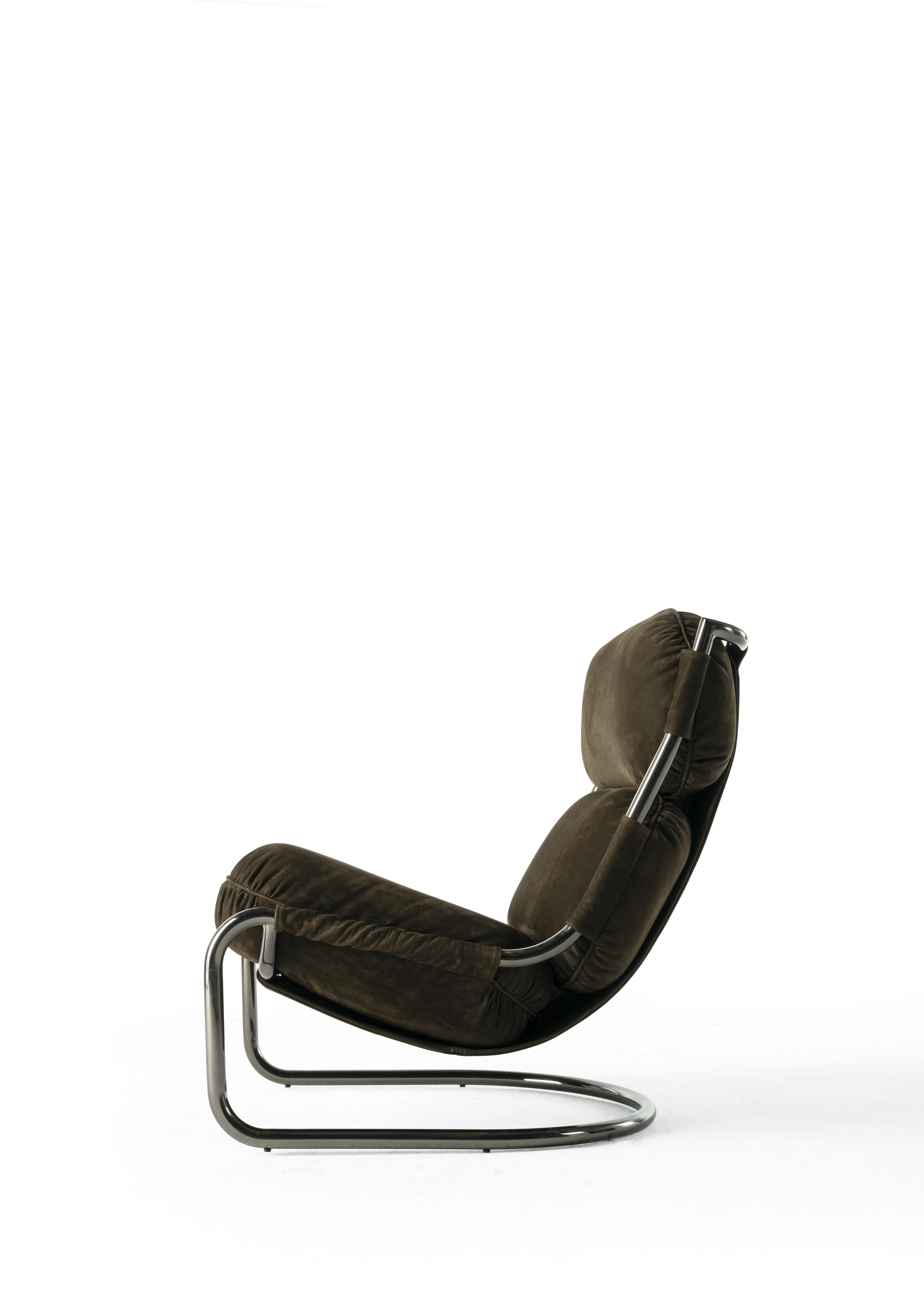 Captivating lines and retrò inspiration for Columbus armchair. Featuring a tall seatback and a generous seat, the armchair combines an inviting aesthetic with the highest level of comfort.
Columbus Armchair with structure in metal with Black Chrome