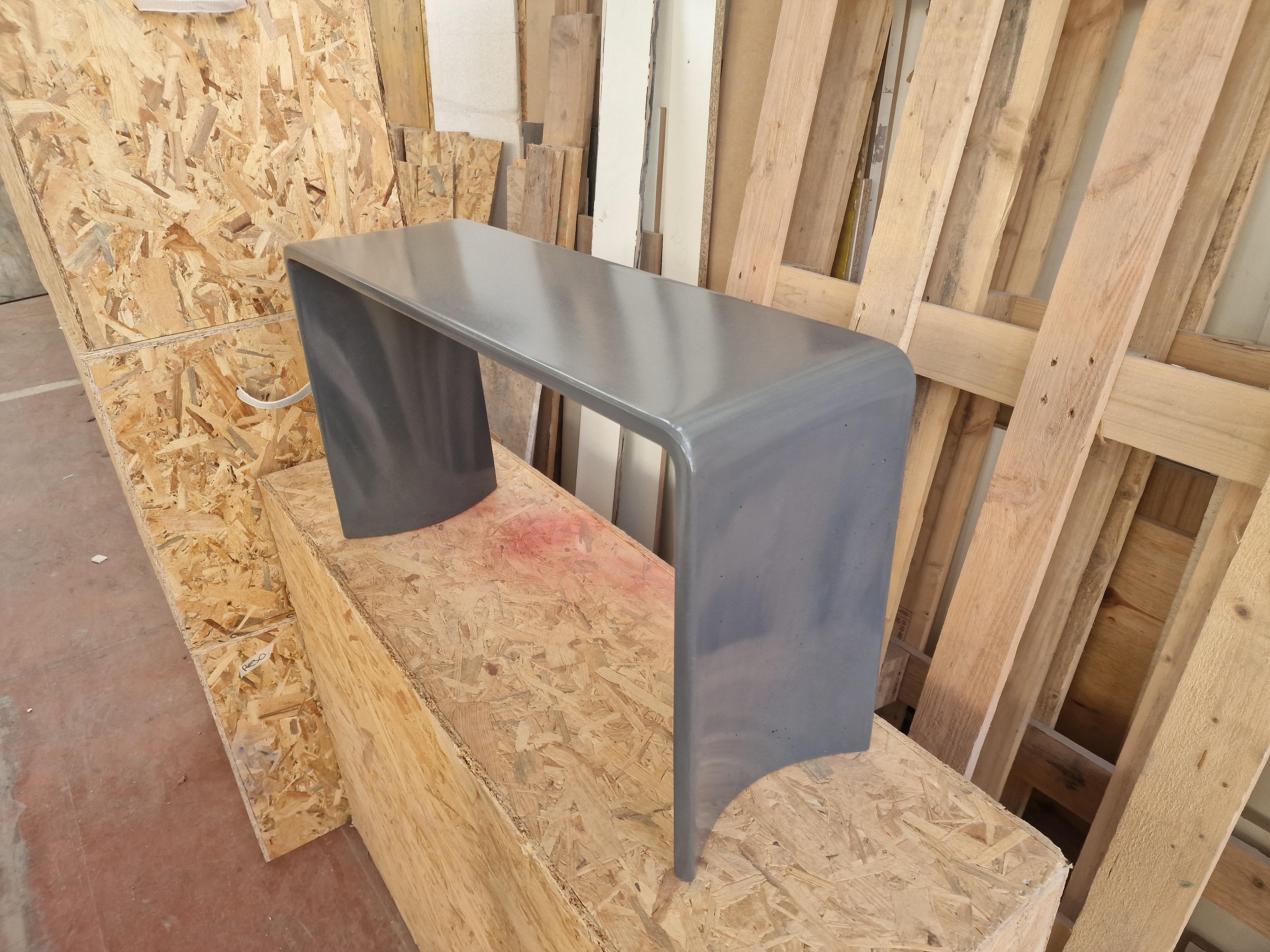 Mesa Auxiliar Contemporánea de Hormigón Siglo XXI, Gris Oscuro Cemento Brillante Moderno en venta