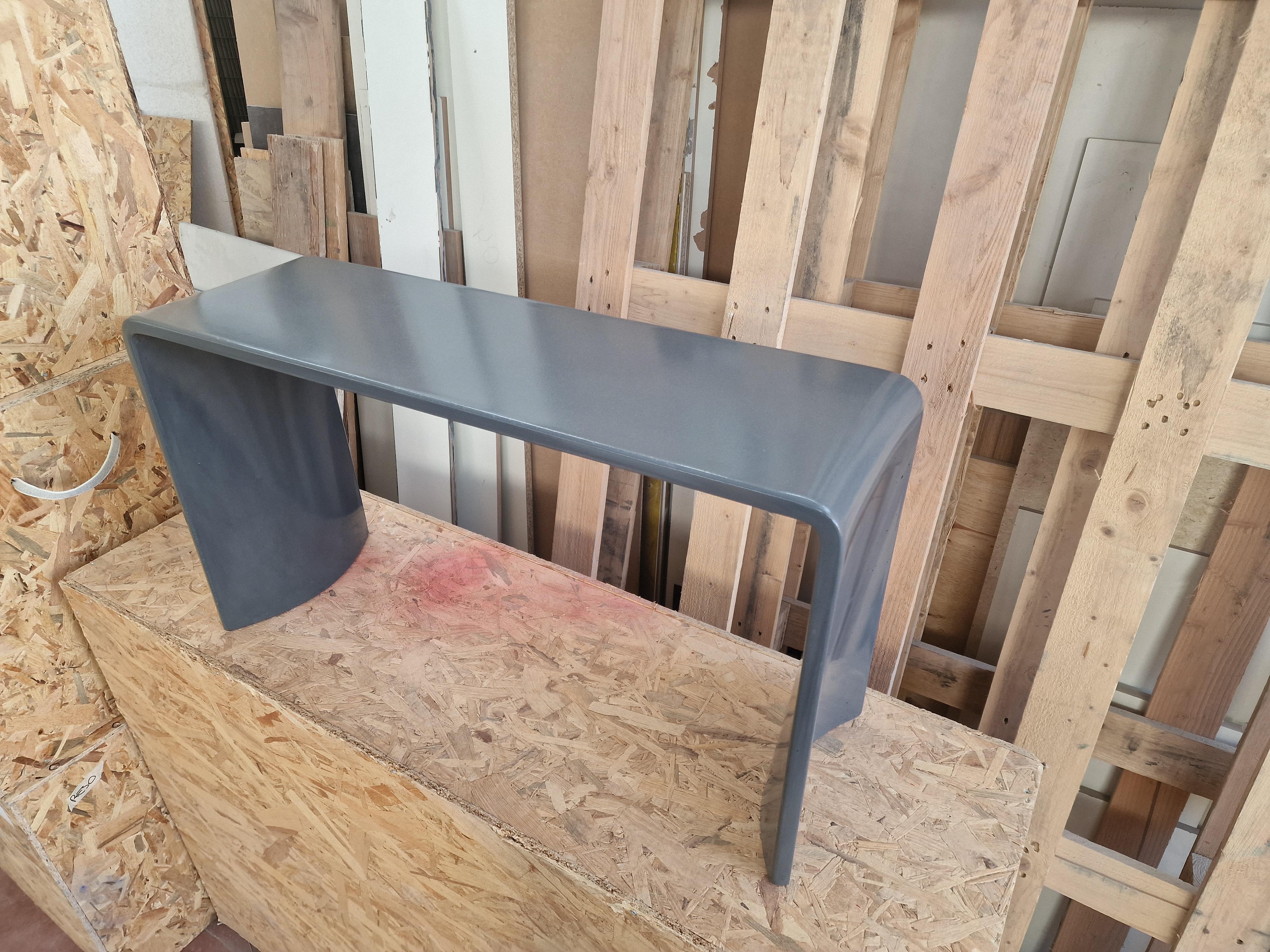 Mesa Auxiliar Contemporánea de Hormigón Siglo XXI, Gris Oscuro Cemento Brillante Italiano en venta