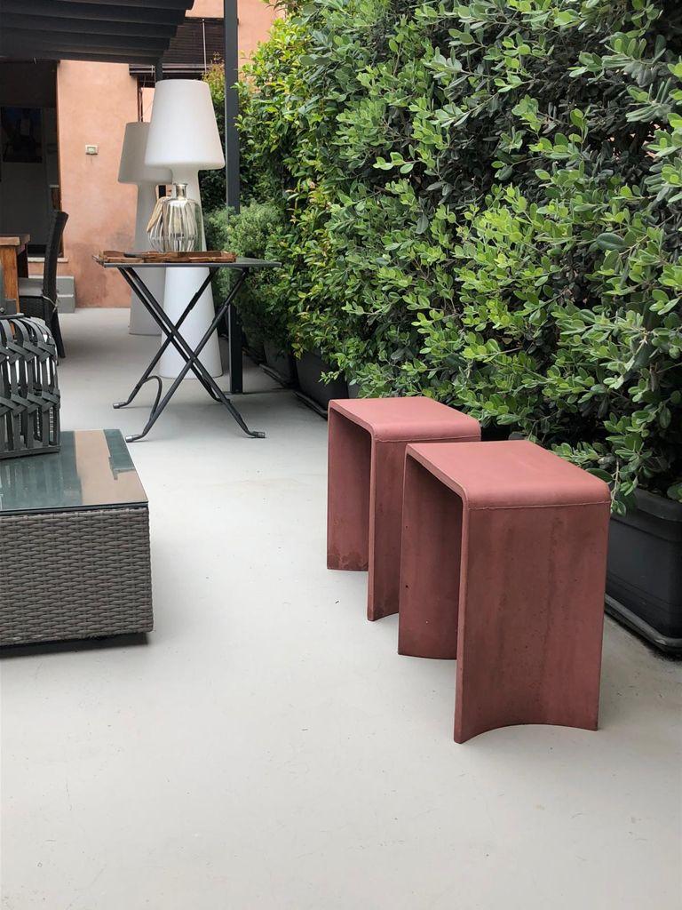 italien Tabouret et table d'appoint contemporains en béton du 21e siècle, couleur ciment Honey Jellow en vente