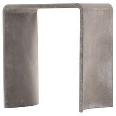 Sgabello e tavolino contemporaneo in calcestruzzo del 21° secolo, colore grigio cemento chiaro
