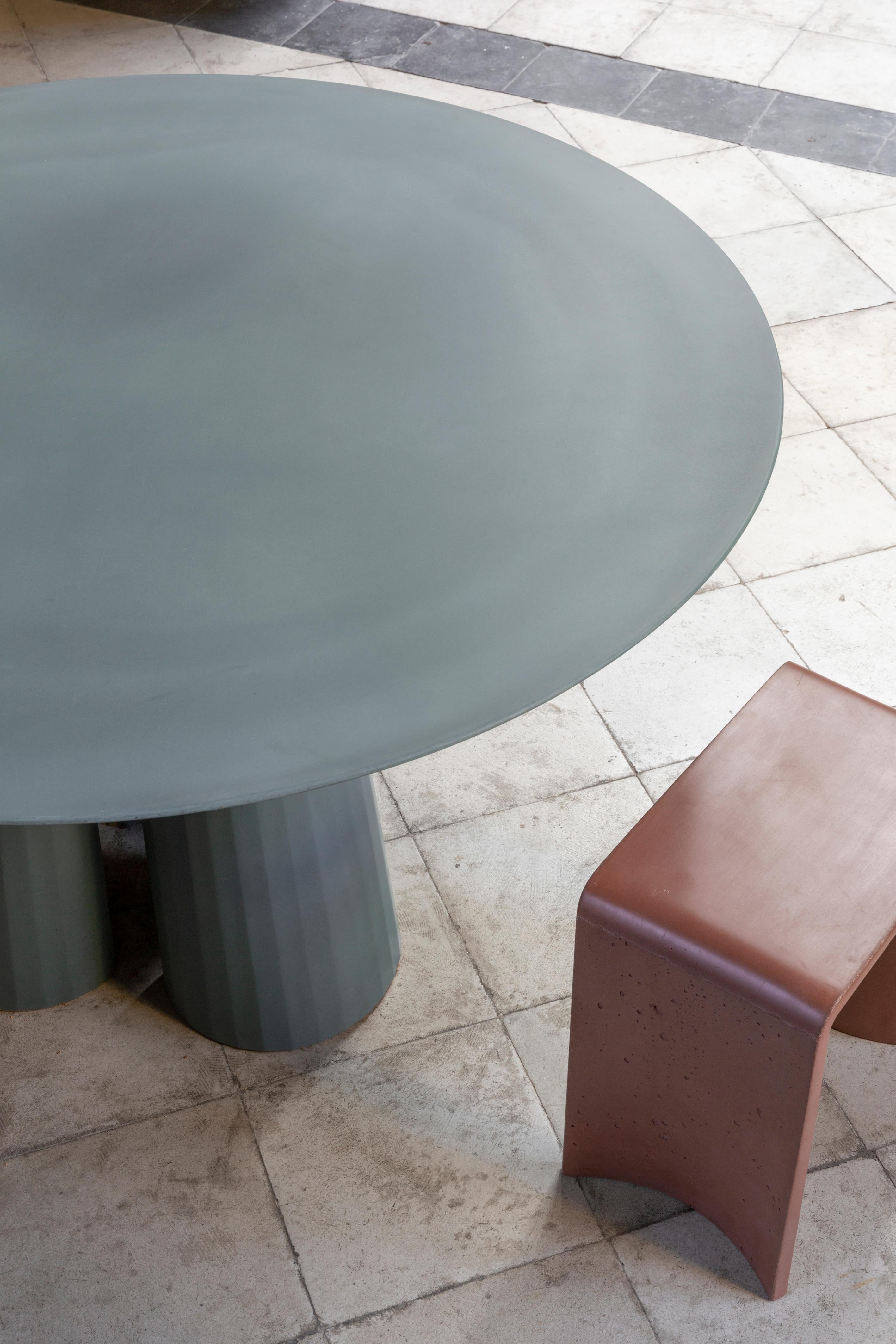 Moulé 21st Century Concrete Contemporary Stool & Side Table, Red Brick Cement Color (tabouret et table d'appoint en béton) en vente