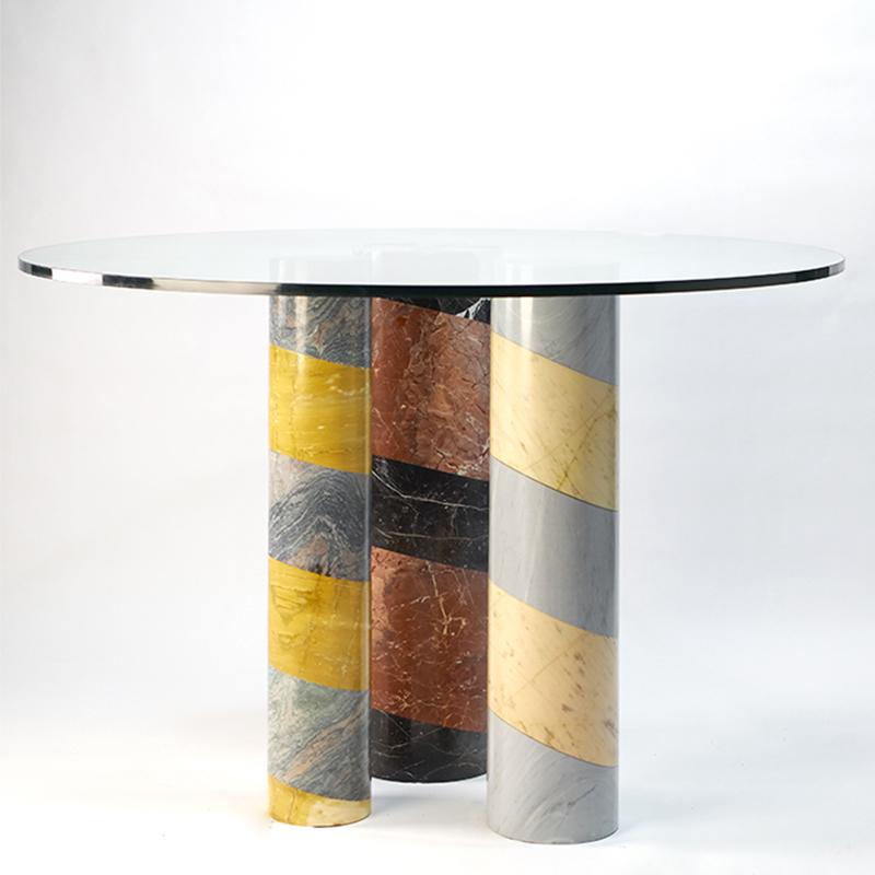 Moderne Table de salle à manger moderne en marbre avec plateau en verre par Arch. Pierre Gonalons en vente