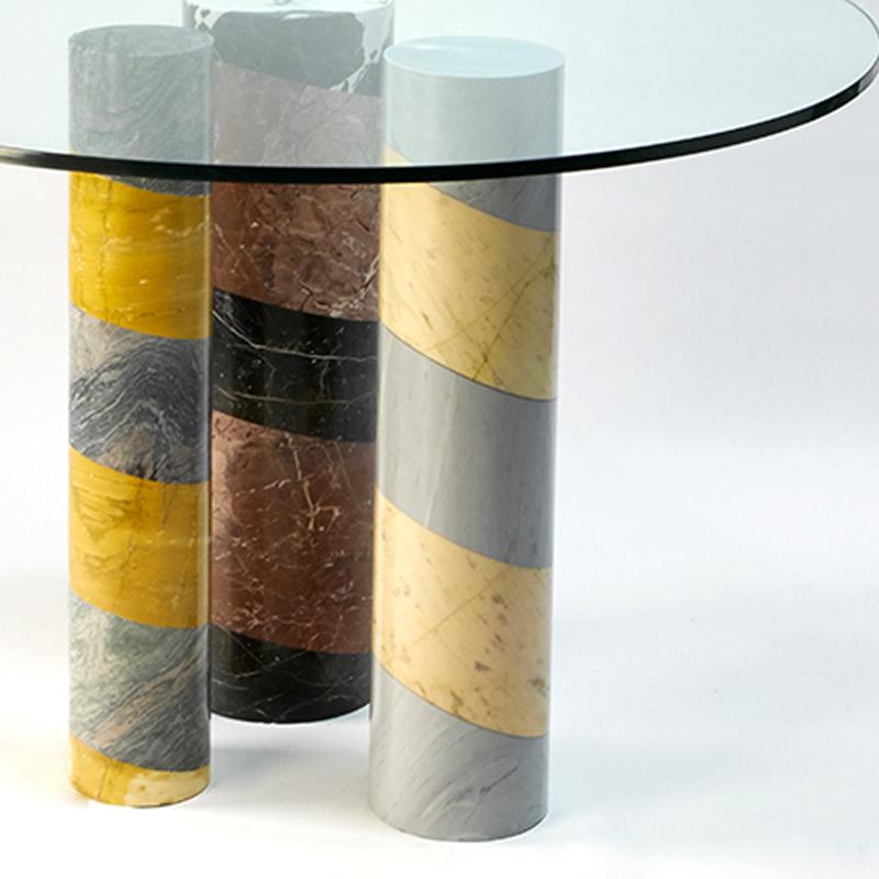 Moderner Konsolen-Esstisch aus Marmor mit Glasplatte von Arch. Pierre Gonalons (Handgefertigt) im Angebot