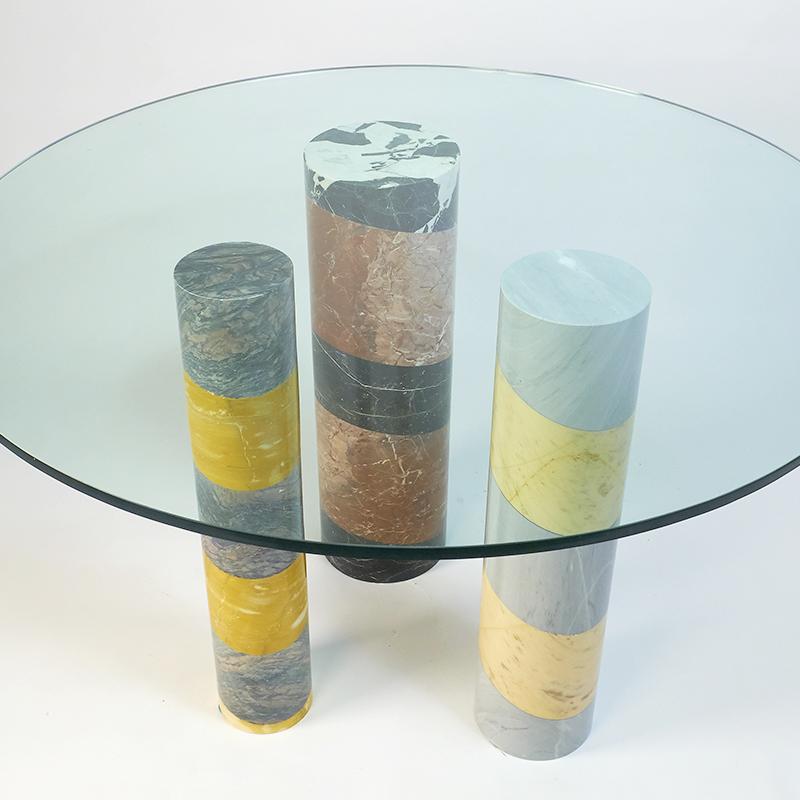 Fait main Table de salle à manger moderne en marbre avec plateau en verre par Arch. Pierre Gonalons en vente