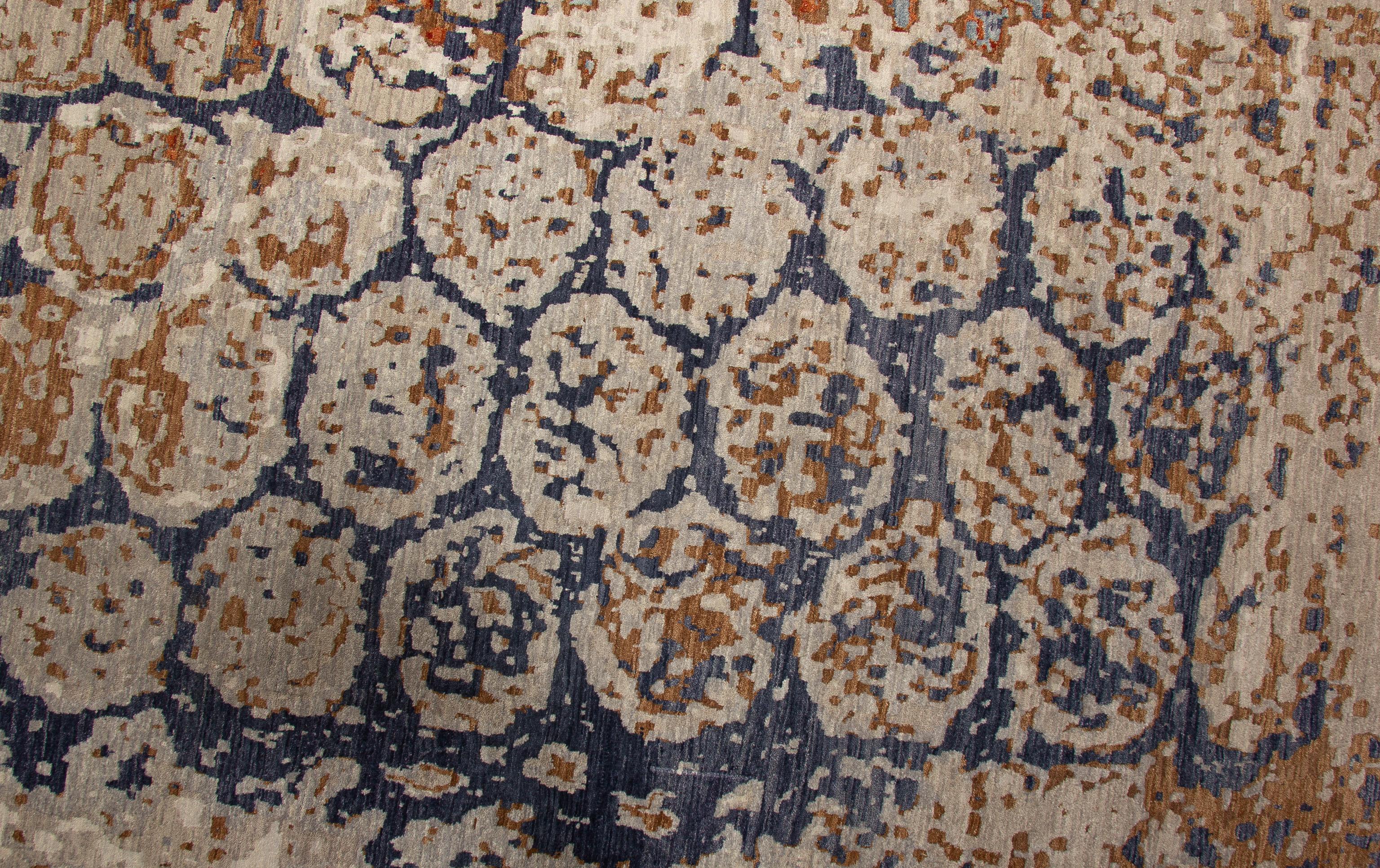 Zeitgenössischer abstrakter Teppich, handgewebt in Indien aus reiner handgesponnener Wolle. Auffällig sind die kräftigen Farben Hell- und Dunkelblau, Taupe und Gebranntes Orange mit einem lustigen Kreismuster. 

Größe - 10' x 13'10