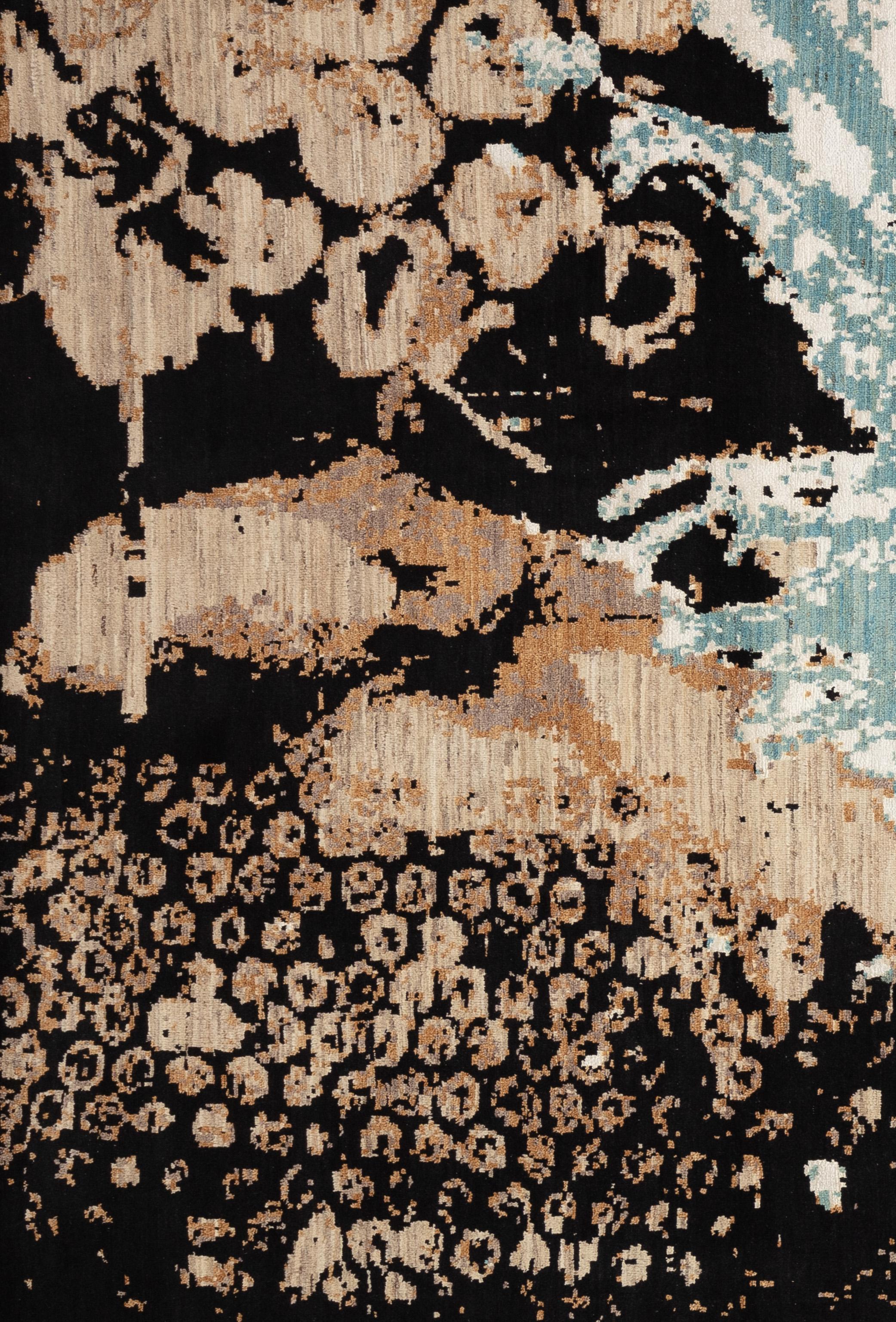 Ce tapis contemporain abstrait et moderne est tissé à la main par les meilleurs artisans de l'Inde et est composé à 100 % de laine et de soie filées à la main. Sa palette unique et audacieuse se compose de noir, de camel et de bleu. Le motif explose