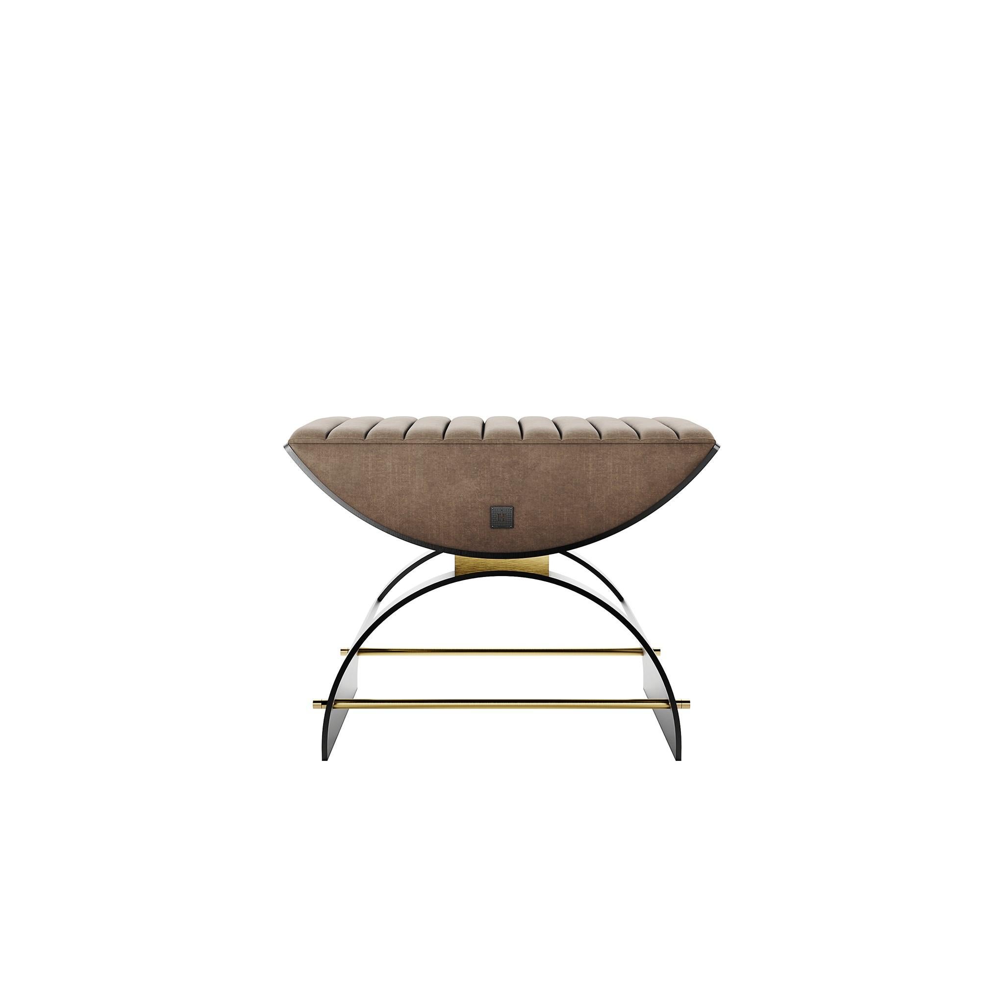 Der Hocker Eros ist ein modernes Design mit einem Vintage-Erbe. Die geschwungene Sitzfläche verleiht Ihrem Einrichtungsprojekt Komfort und Stil. Ein moderner, mit Samt bezogener Hocker eignet sich perfekt für das Hauptschlafzimmer oder als