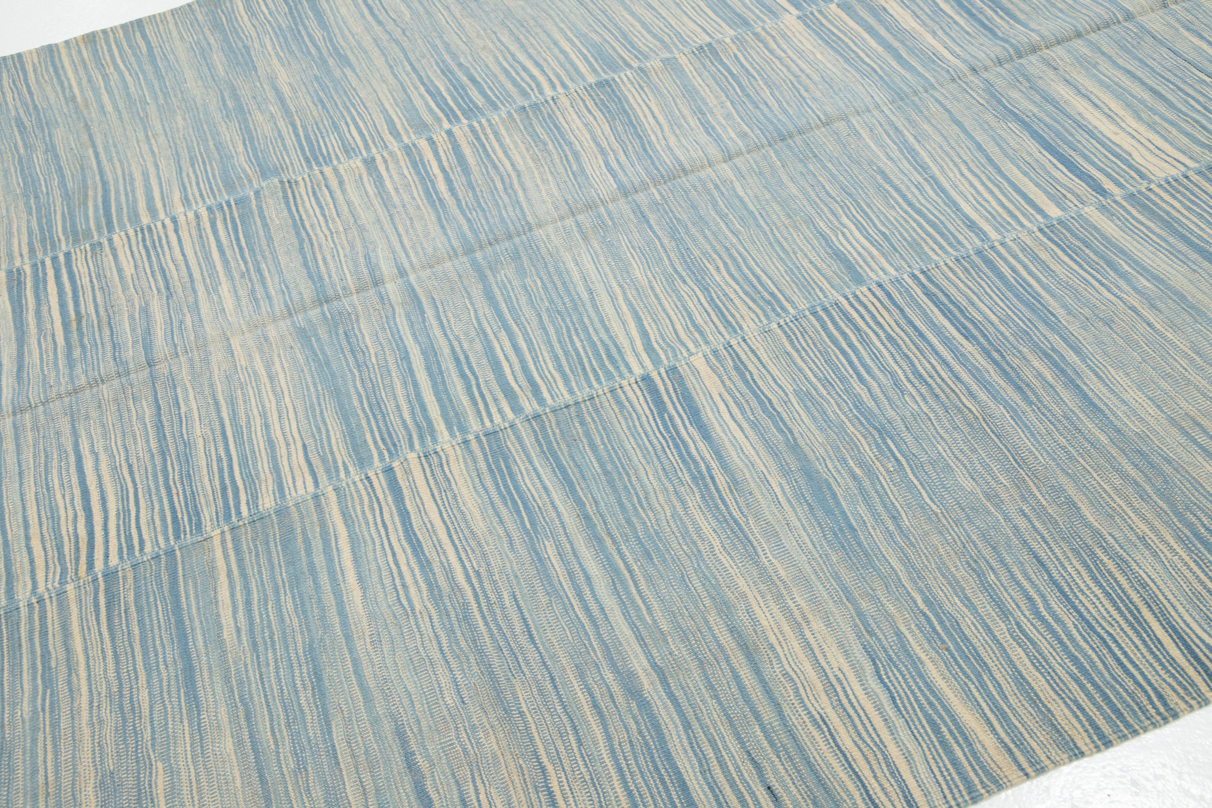 Contemporary Blue/Beige Turkish Kilim Flatweave Wool Rug (Handgeknüpft) im Angebot