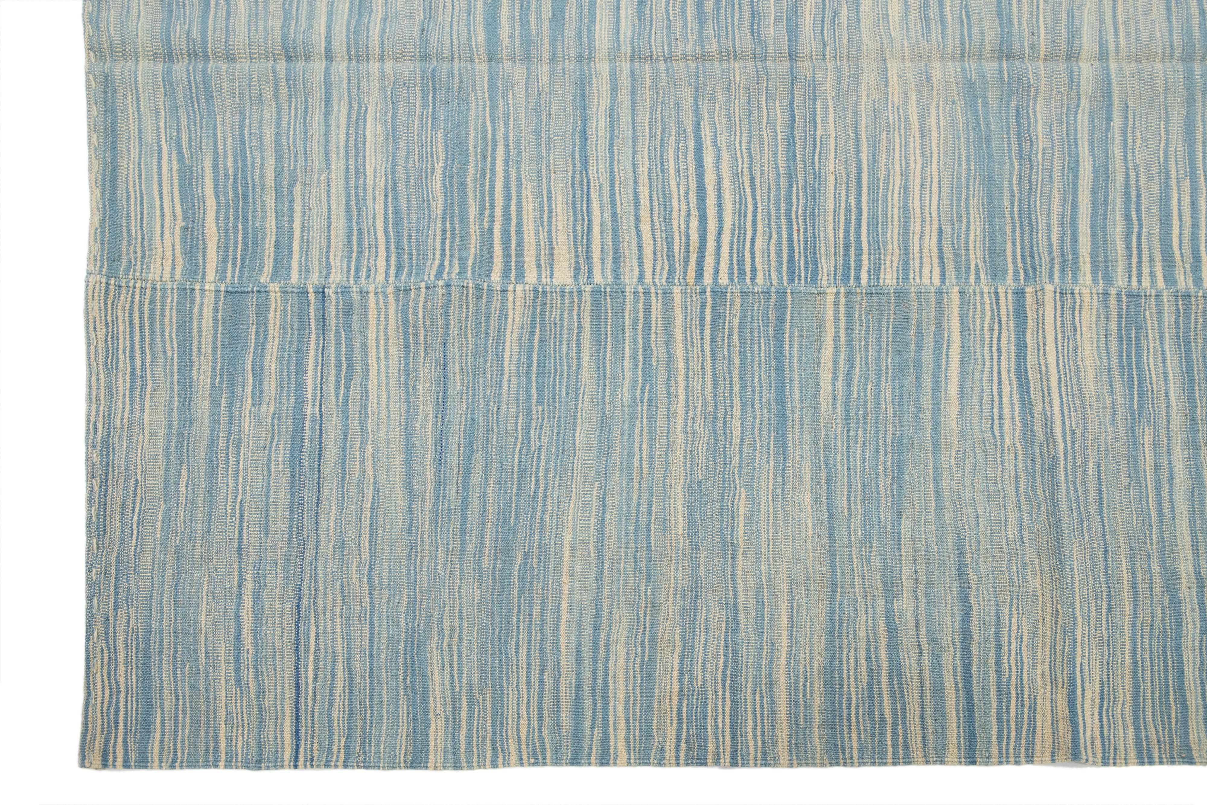 Contemporary Blue/Beige Turkish Kilim Flatweave Wool Rug (Wolle) im Angebot