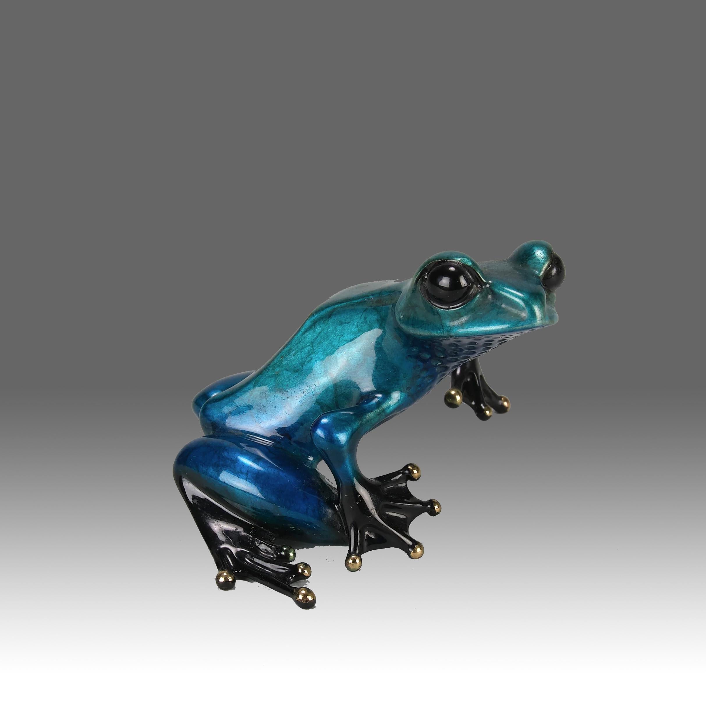 Une belle étude en bronze en édition limitée représentant une grenouille en métal bleu panaché en position assise, la tête relevée, présentant de très belles couleurs d'émail et une excellente surface tactile, signée Tim, estampillée 