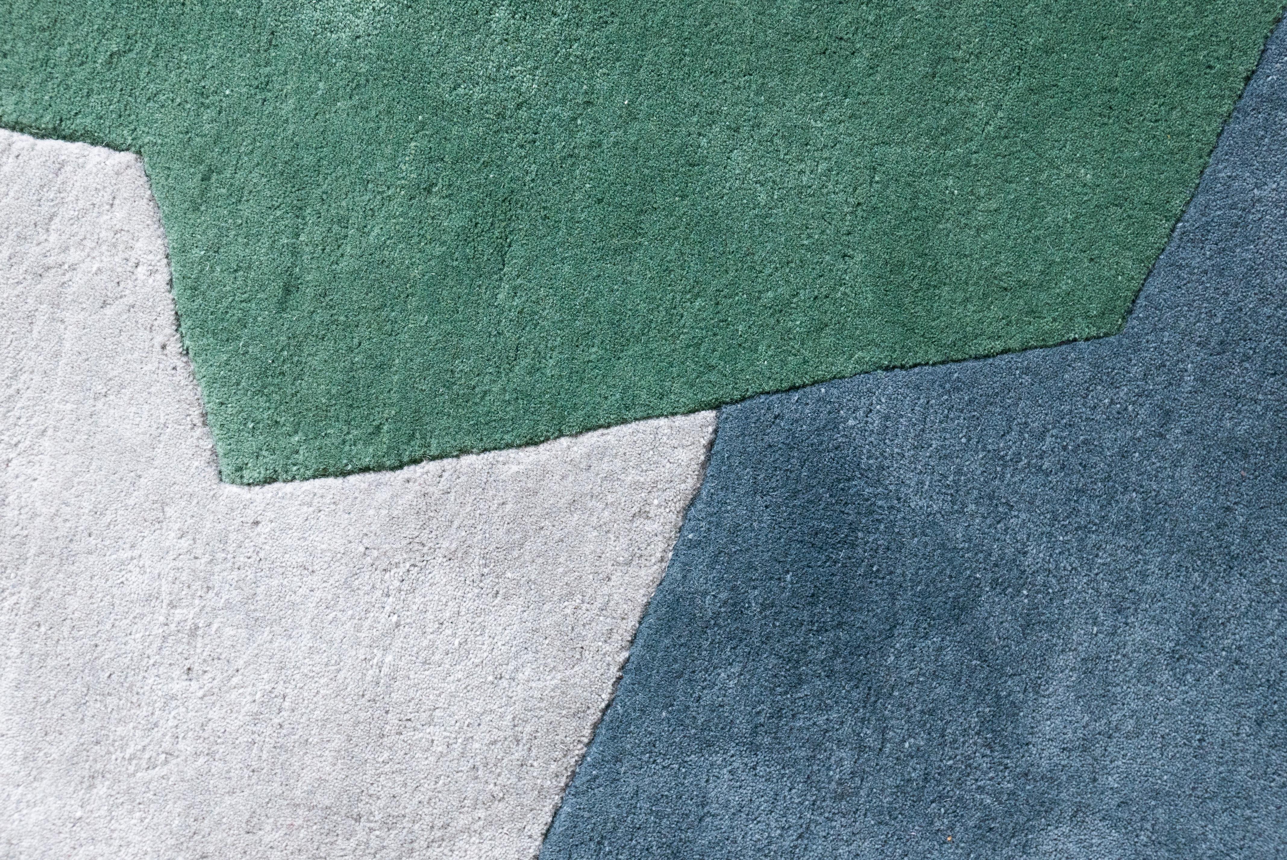 21st Century Contemporary Bunter Geometrischer Teppich, Handgetuftete Wolle, Grüntöne (Moderne) im Angebot