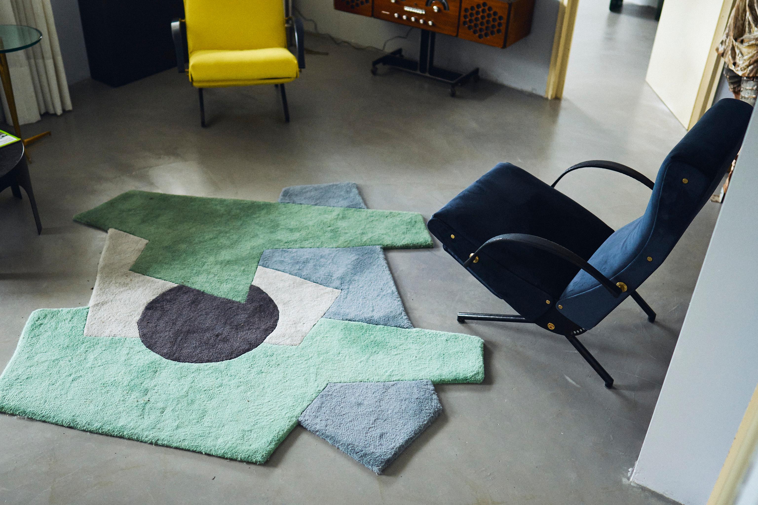 21st Century Contemporary Bunter Geometrischer Teppich, Handgetuftete Wolle, Grüntöne (Handgefertigt) im Angebot
