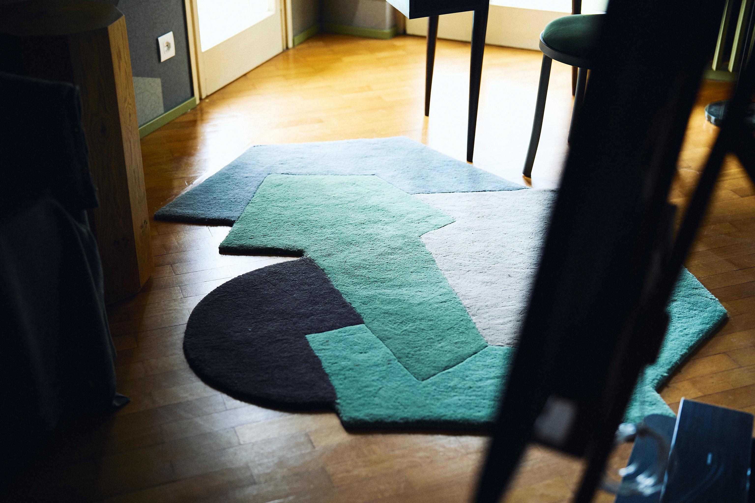 21st Century Contemporary Bunter Geometrischer Teppich, Handgetuftete Wolle, Grüntöne (21. Jahrhundert und zeitgenössisch) im Angebot