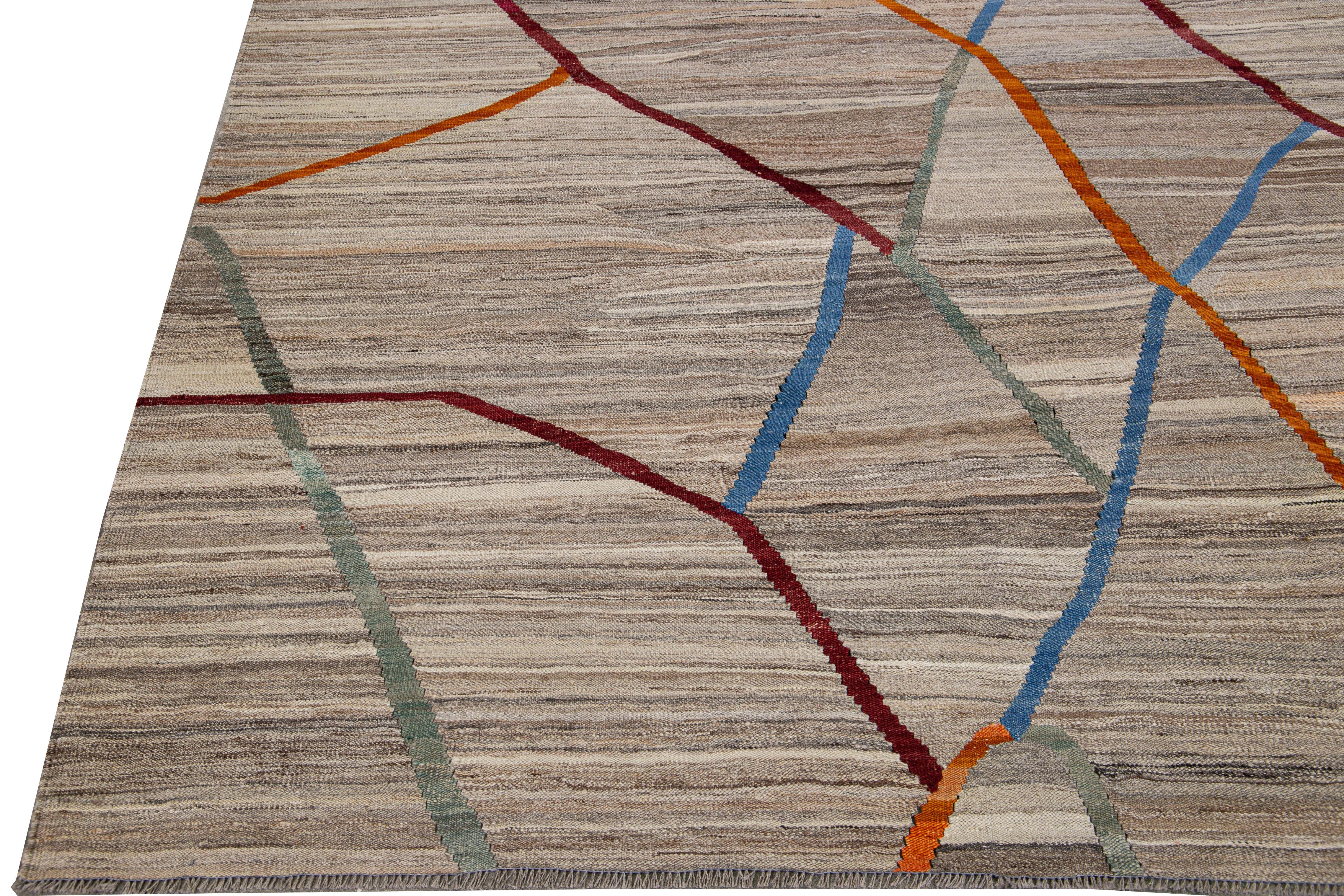 Alfombra cuadrada contemporánea de lana con motivos tribales en tejido plano Kilim marrón en venta 2