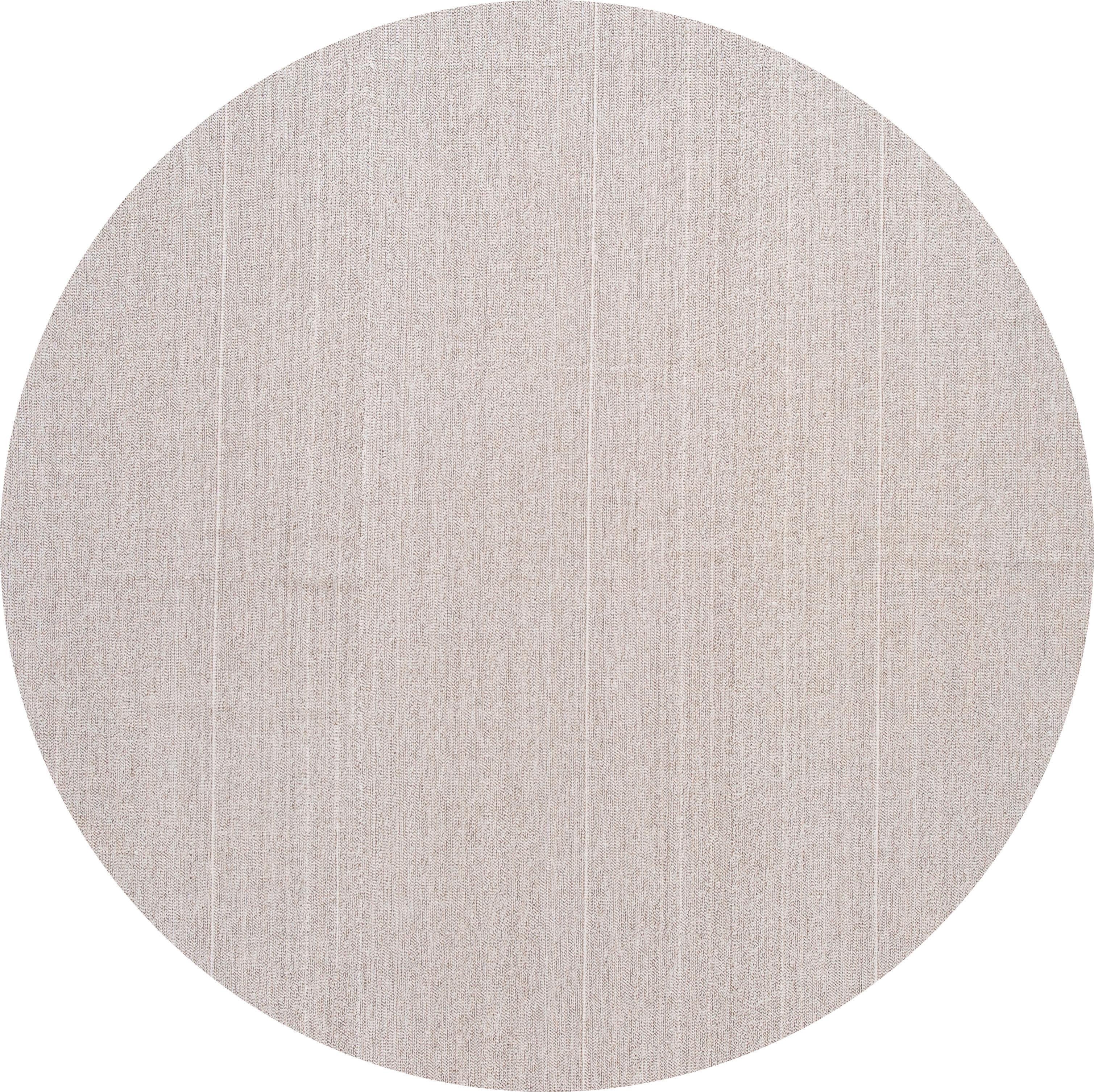 tapis contemporain du 21e siècle à tissage plat avec un motif gris sur toute la surface. Cette pièce présente de fins détails, de superbes couleurs et un beau design. Ce serait l'ajout parfait à votre maison. 

Ce tapis mesure 9'2