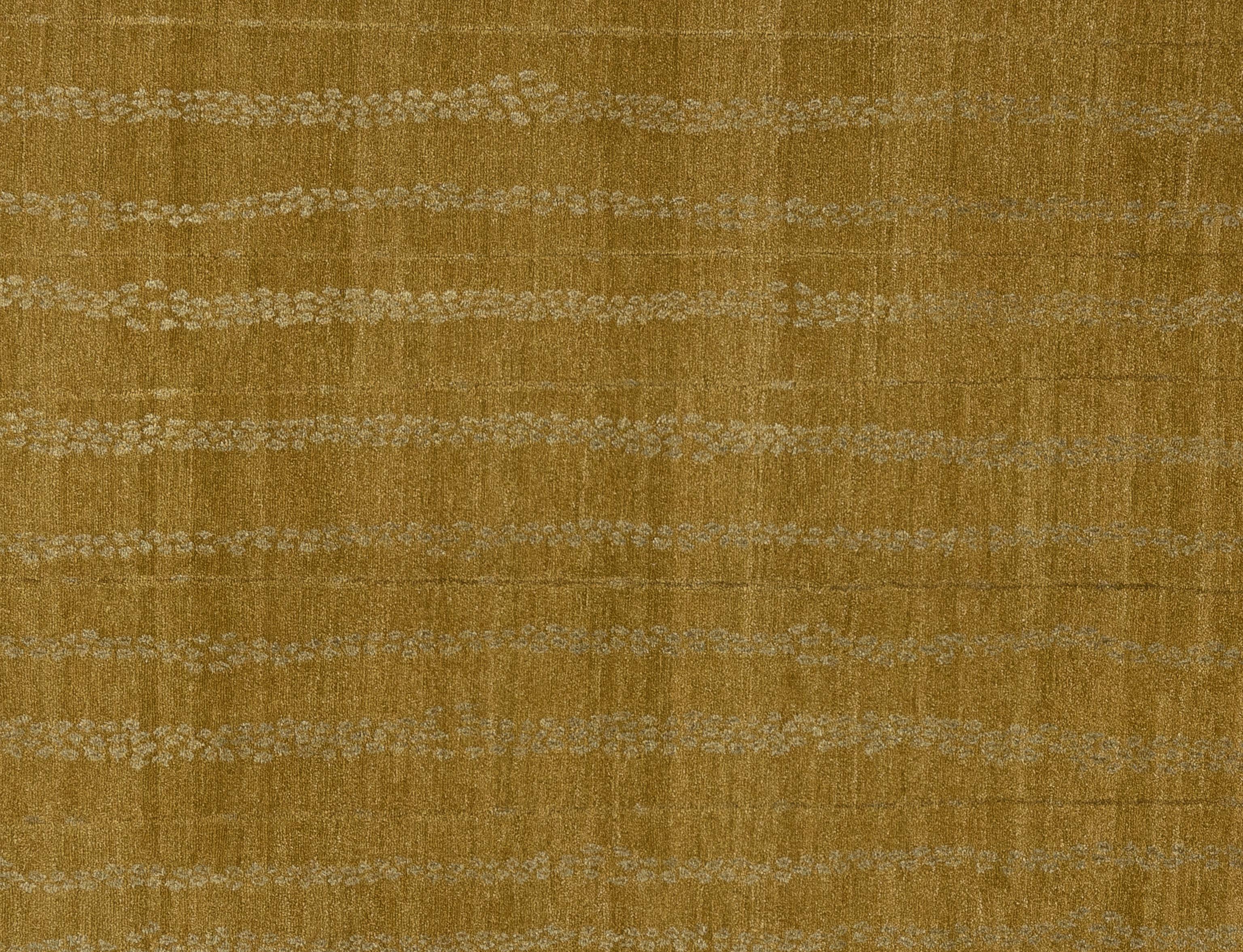 Verschönern Sie Ihr Zuhause mit diesem wunderschönen tibetischen Teppich, einem wahren Meisterwerk der Handwerkskunst. Mit verschlungenen Mustern und einem fesselnden  Tönen verleiht dieser Teppich jedem Raum einen Hauch von exotischer Eleganz. Mit