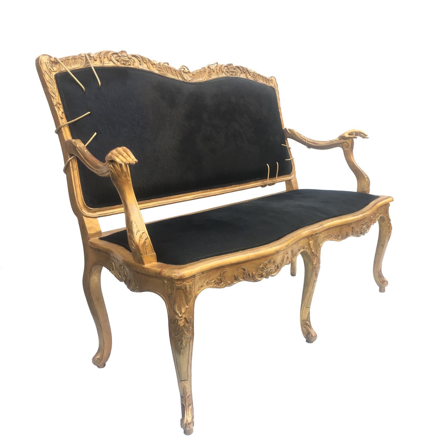 Golden Hands sofa, is a one-of-a-kind piece designed and realized by Giampiero Romanò that mixes together the elegance of an antique gilded sofa and the extravagance of the artist.
Originally it entered in the workshop of Giampiero as a French two