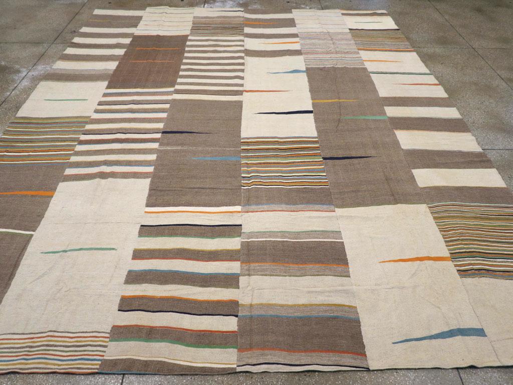 Ein moderner türkischer Flachgewebe-Kilim in Zimmergröße, der im 21. Jahrhundert handgefertigt wurde.

Maße: 11' 7