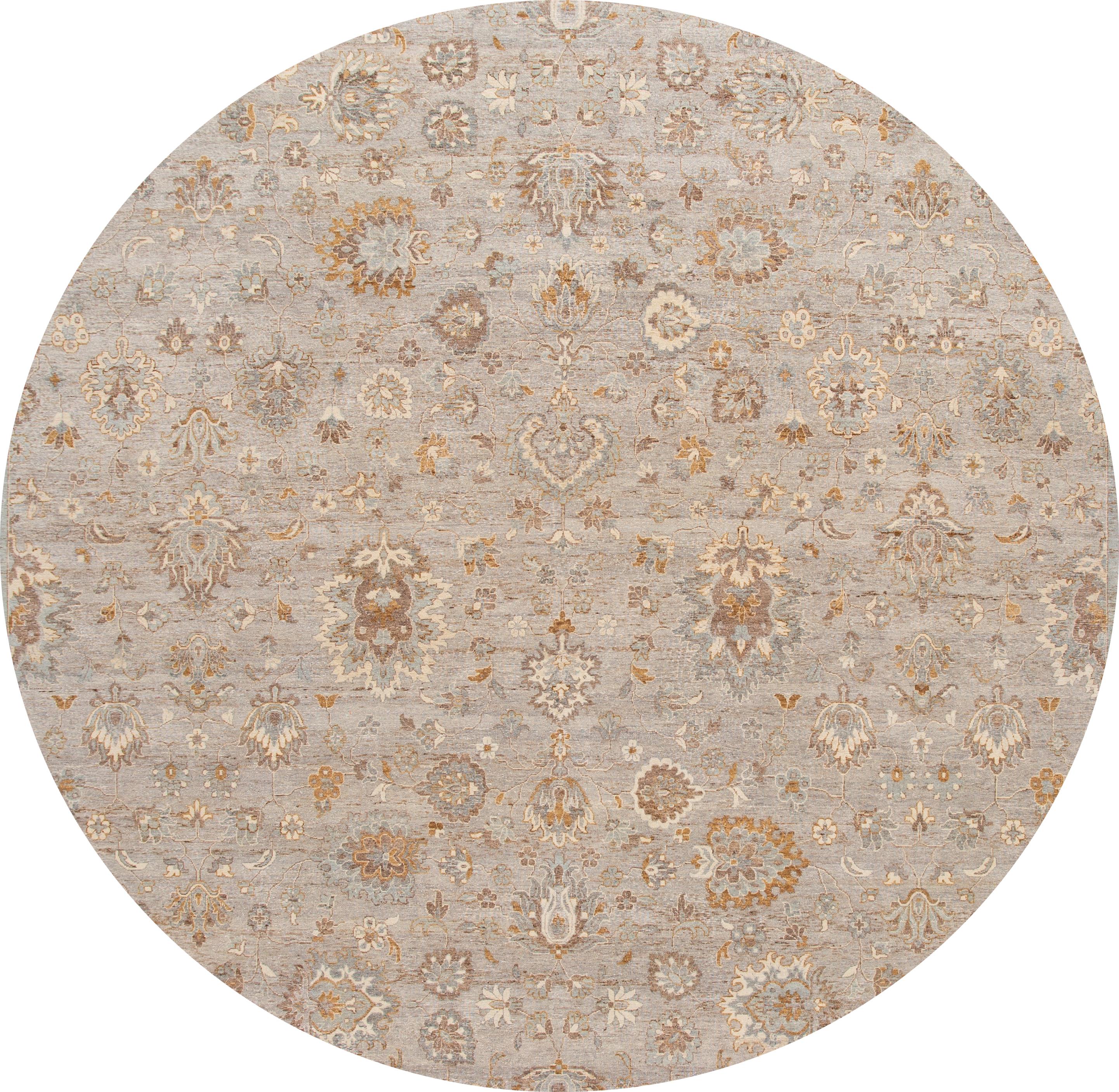 Schöner handgeknüpfter moderner indischer Wollteppich. Dieser Teppich hat ein graues Feld mit hellbraunen und braunen Akzenten. 

Dieser Teppich misst: 11'10