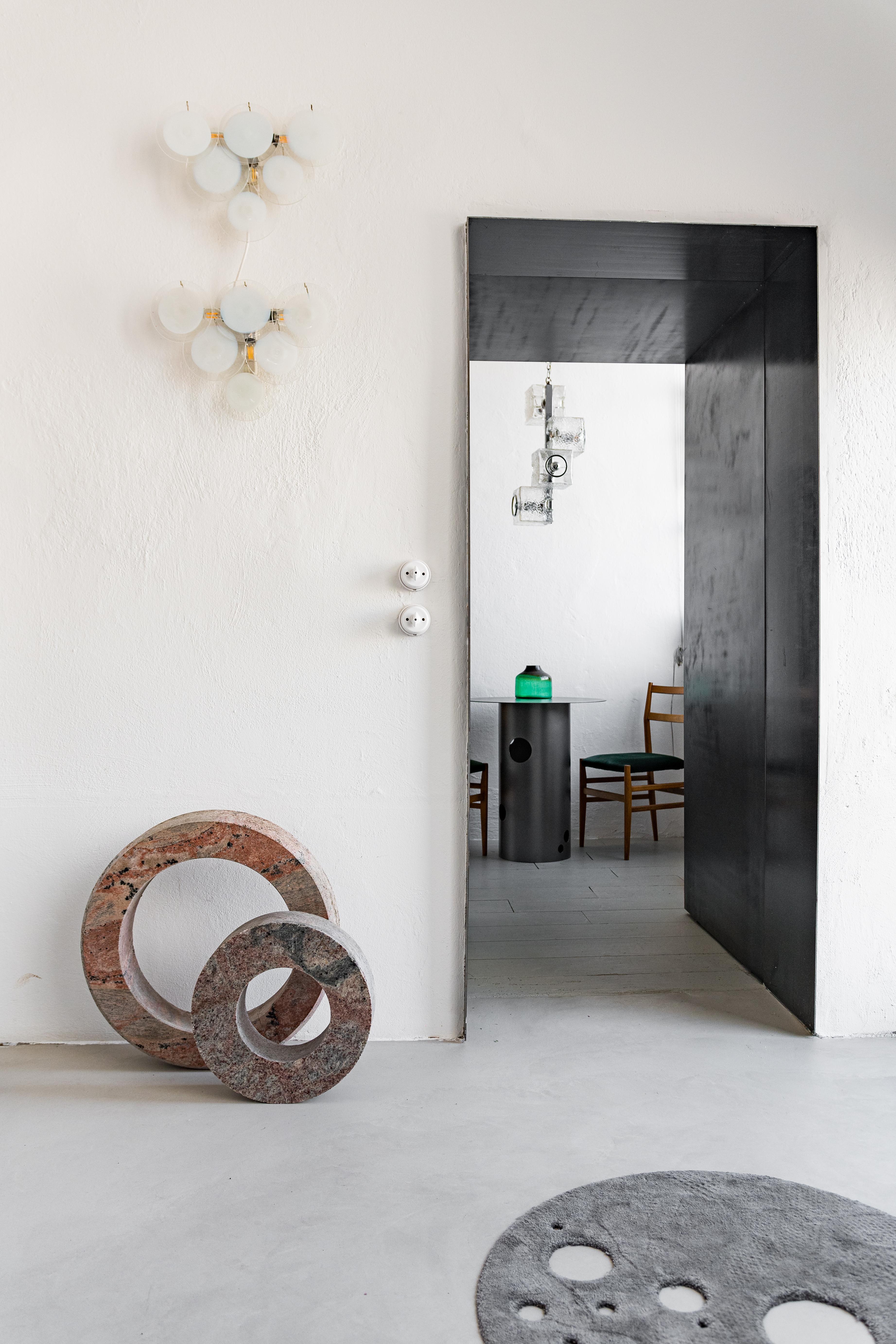 Table de salle à manger contemporaine du 21e siècle, grise, plateau en miroir en vente 1
