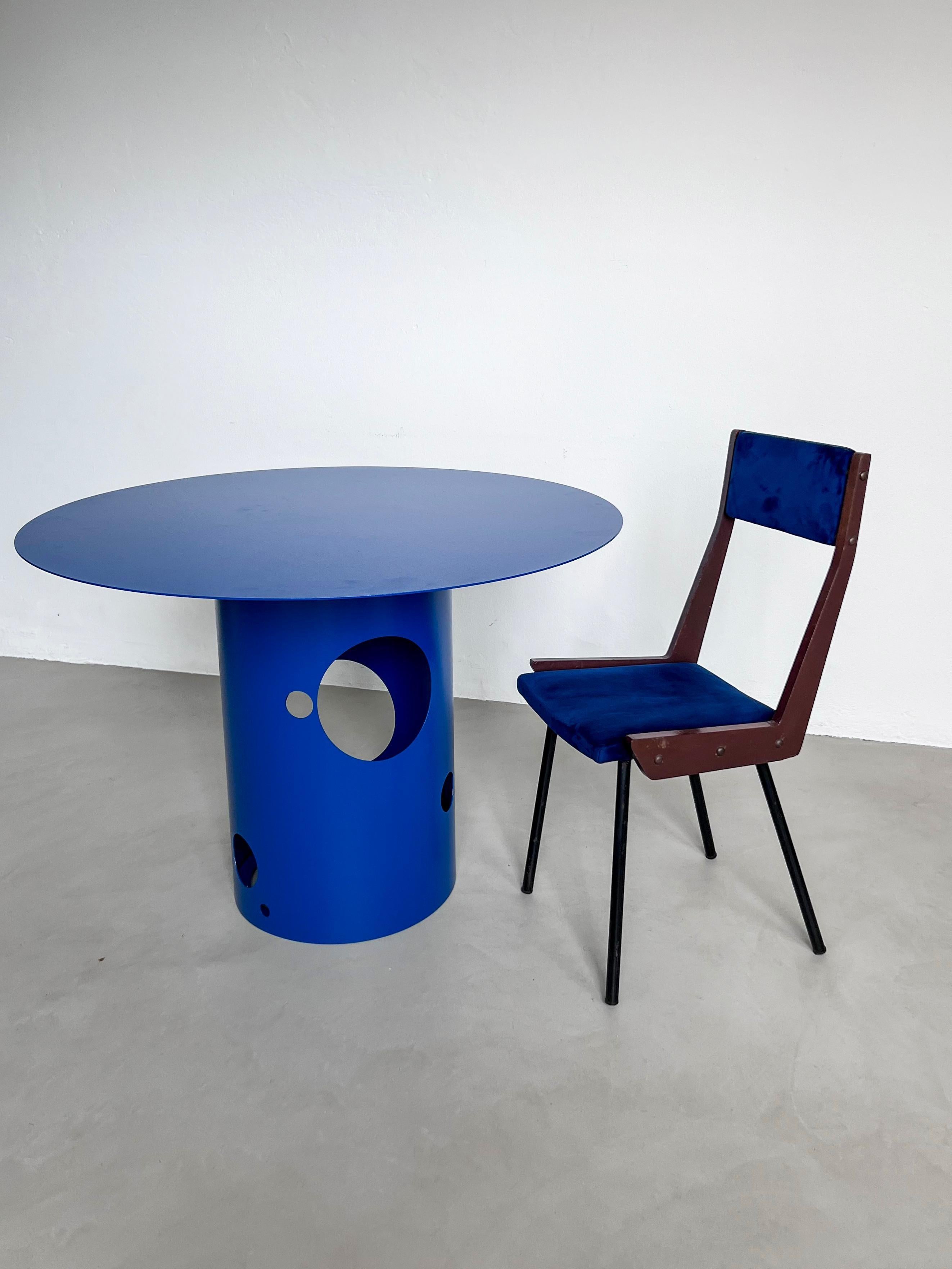21st Century Contemporary Italian Silos Dining Table by Spinzi, Electric Blue In New Condition For Sale In Milano, IT