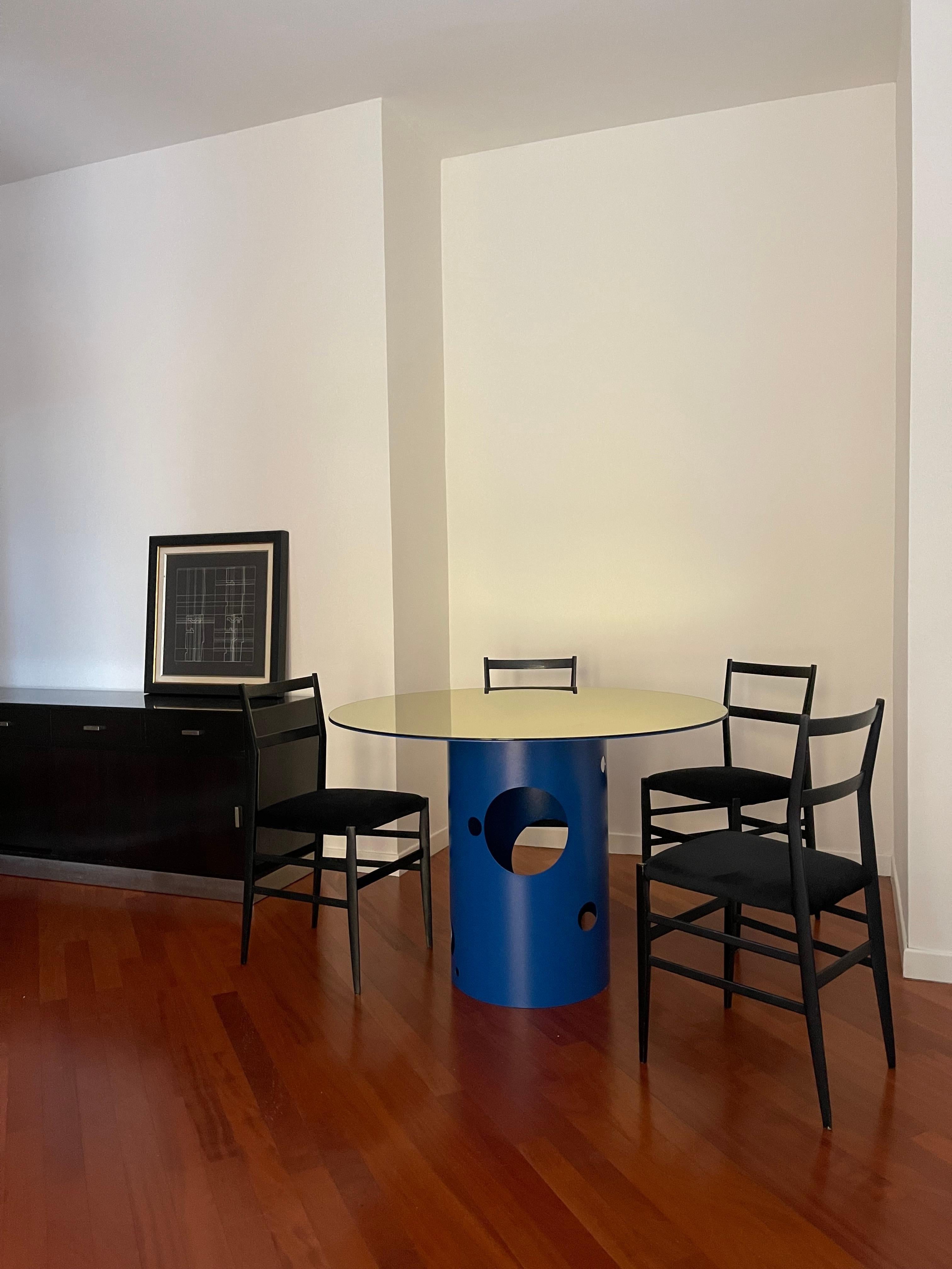 Moderne Table de salle à manger ronde ''Silös'' par Spinzi Milano en vente