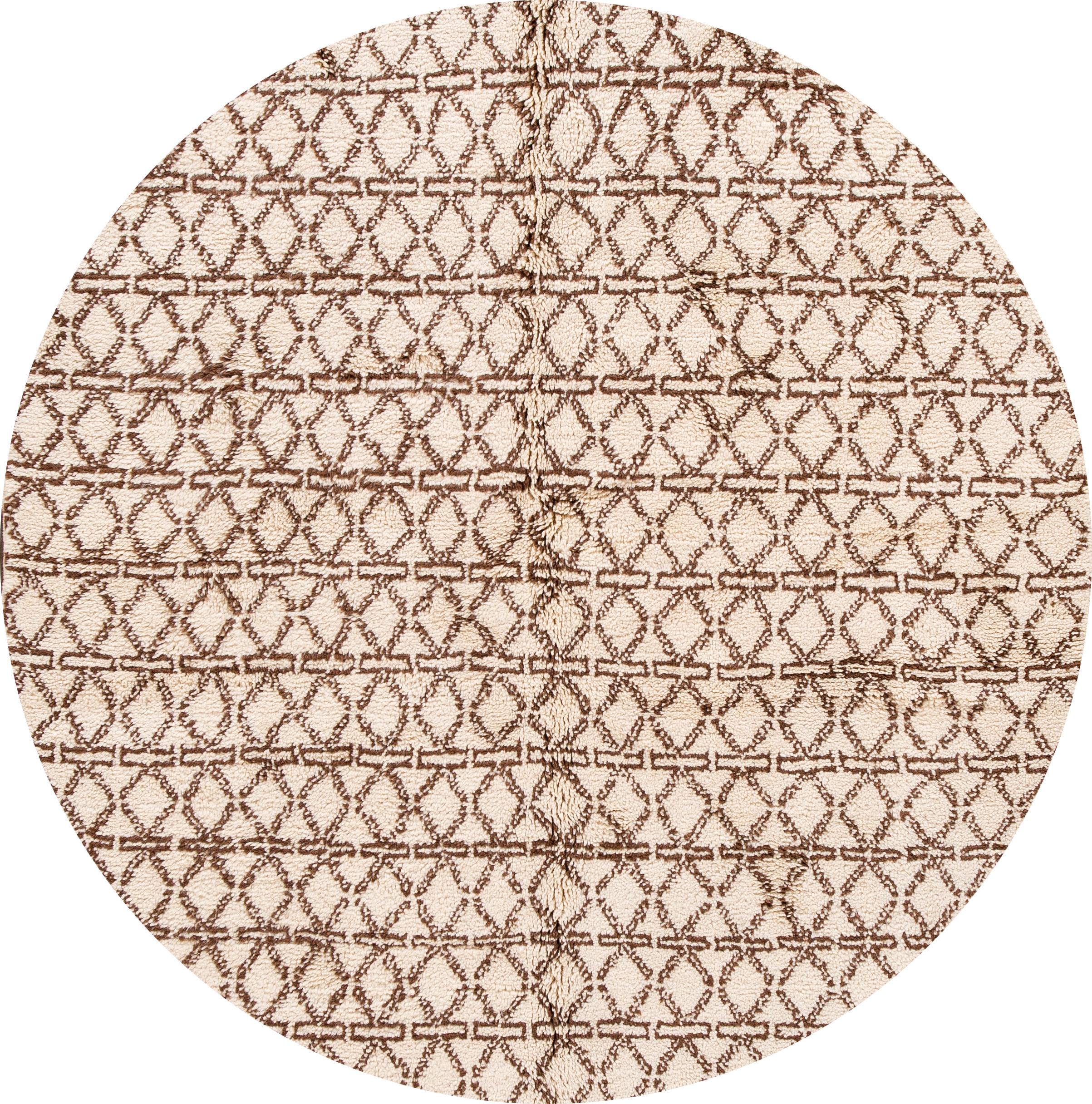 Beautiful contemporary Moroccan wool rug with an ivory field and all-over brown geometric design. 

This rug measures: 6' 1