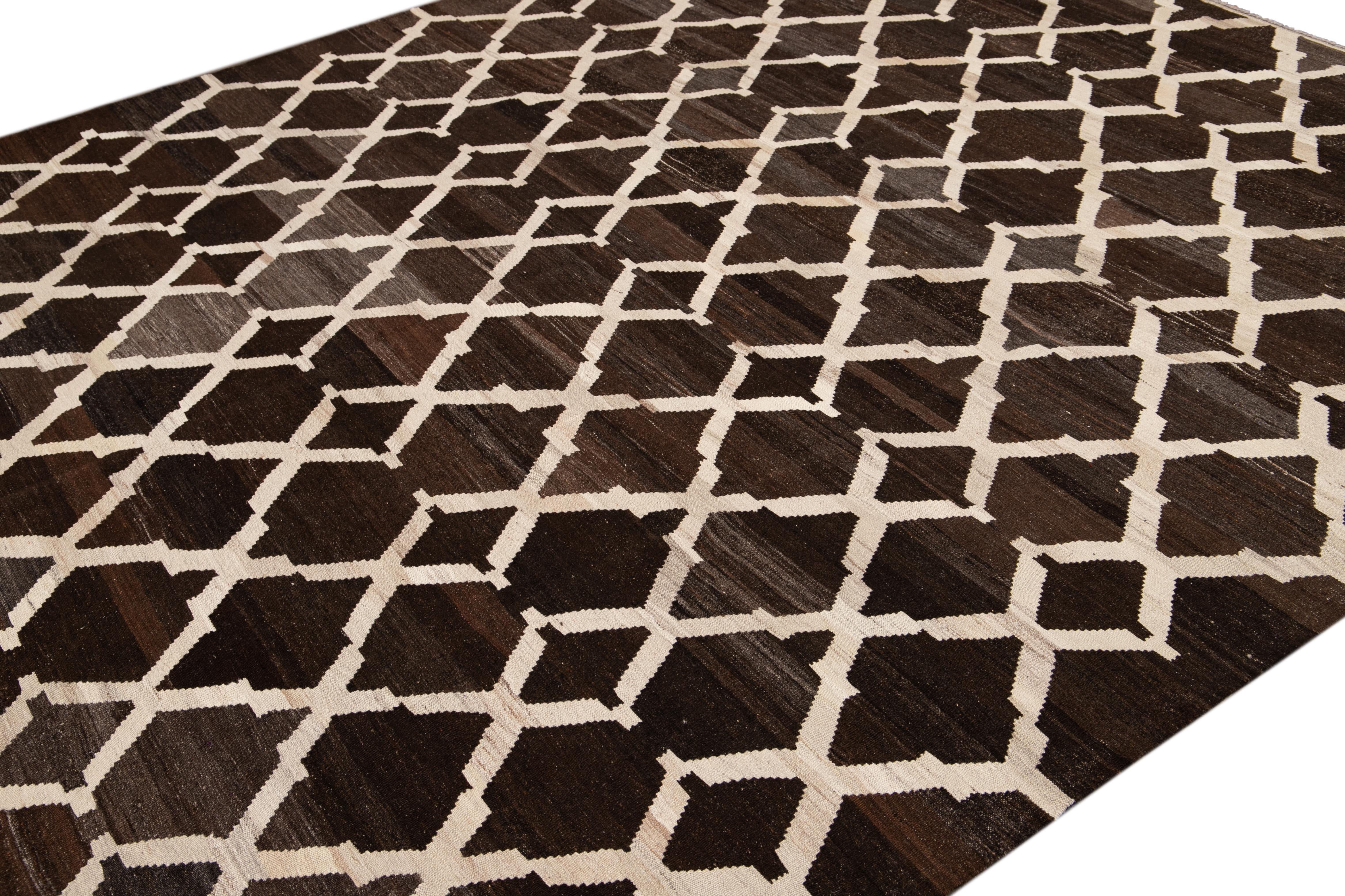 Contemporary Brown Flaweave Kilim Wool Rug With Trellis Design In New Condition For Sale In Norwalk, CT