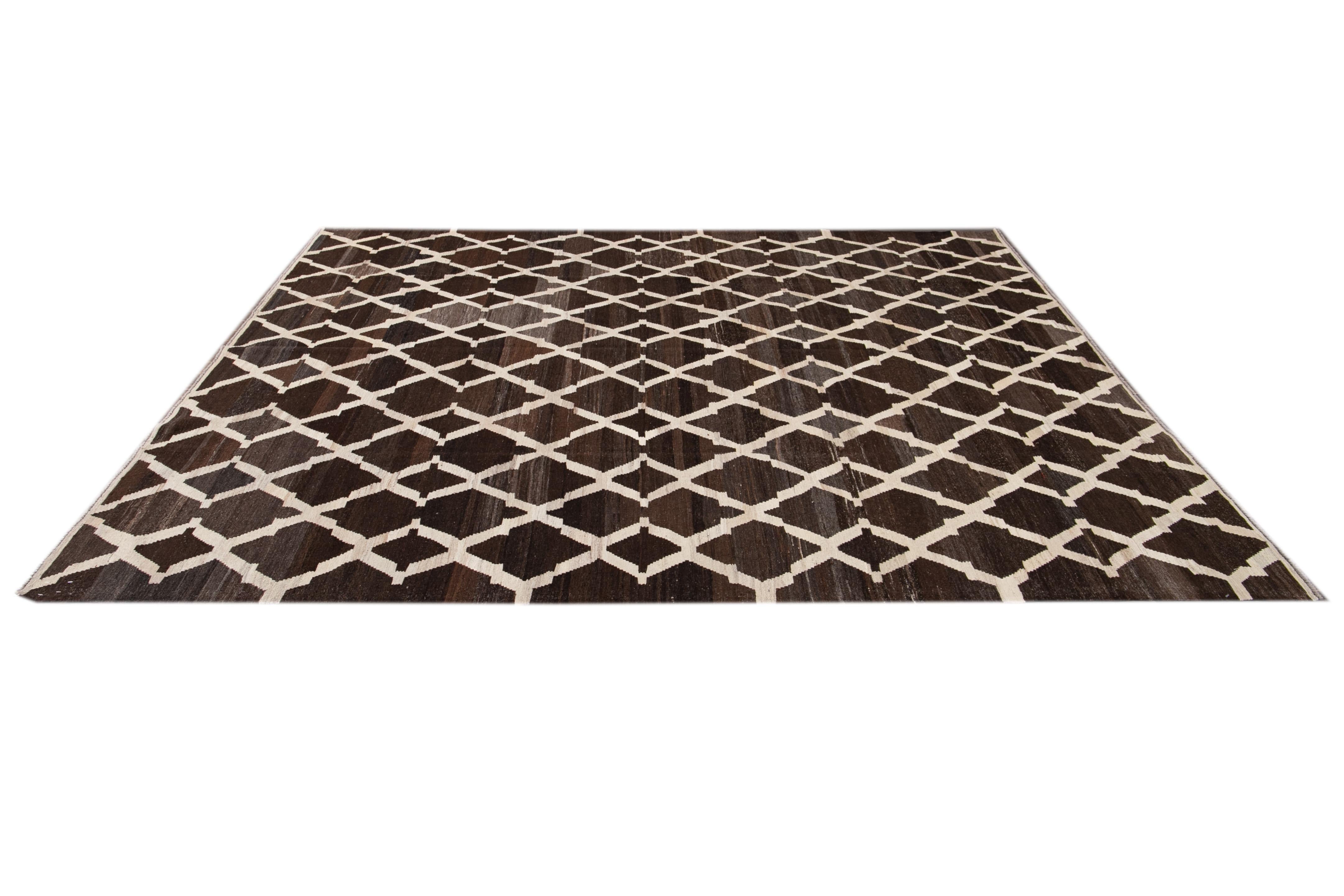 Tappeto contemporaneo in lana Kilim marrone a trama irregolare con disegno a traliccio in vendita 5