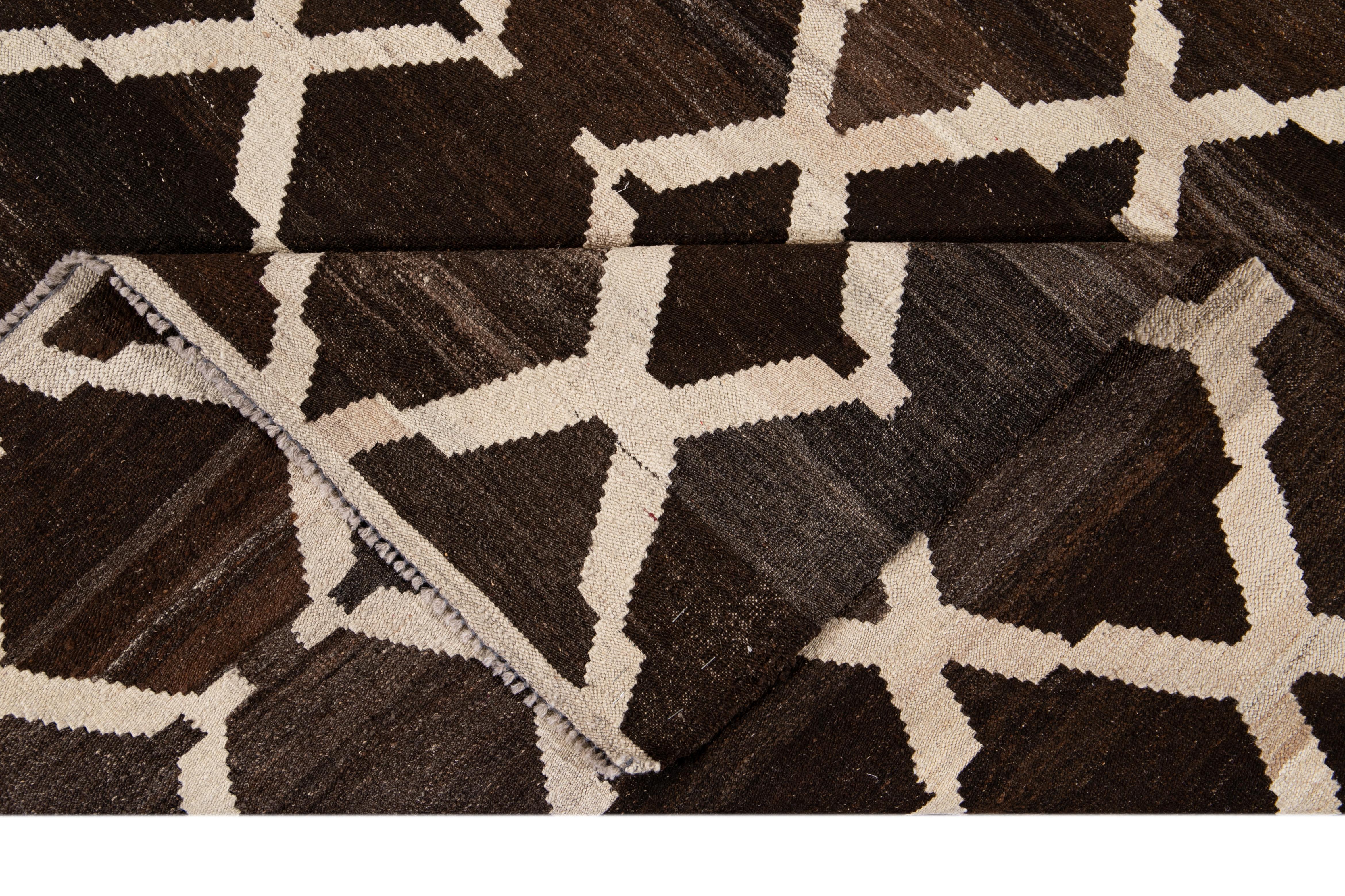 Tessuto a mano Tappeto contemporaneo in lana Kilim marrone a trama irregolare con disegno a traliccio in vendita