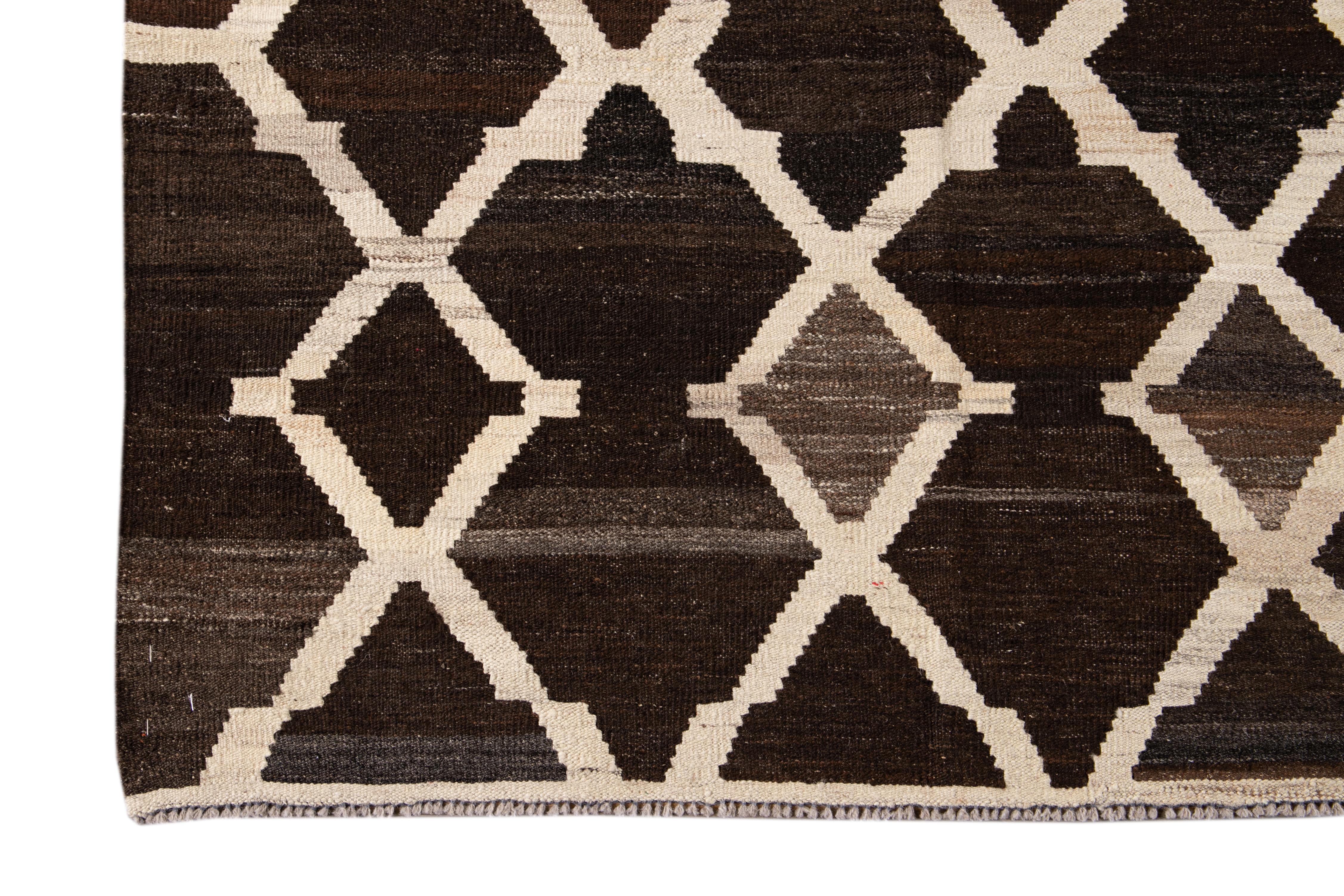 Tappeto contemporaneo in lana Kilim marrone a trama irregolare con disegno a traliccio in vendita 2