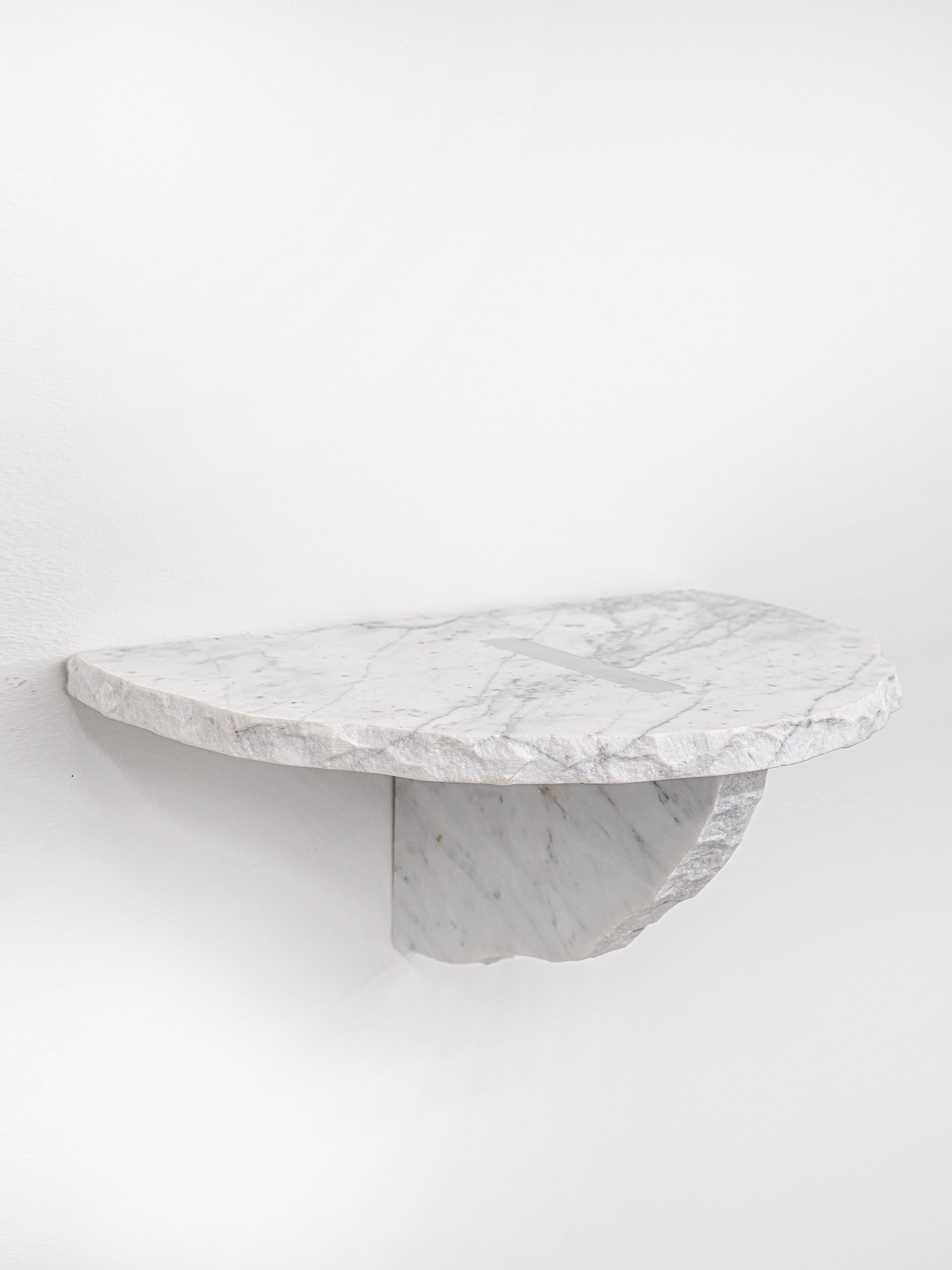 Marmo di Carrara
Realizzato a mano in Italia 
37x24xh15 cm 

Questa mensola dal design unico è realizzata completamente a mano con elementi di marmo di recupero del ciclo produttivo. Duo Shelf è un prodotto di design sostenibile, che promuove
