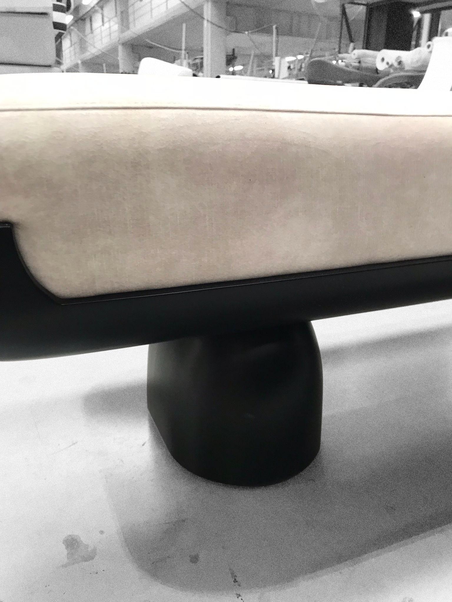 21st Century Contemporary Minimal White Velvet Bench With Black Lacquered Base For Sale 3