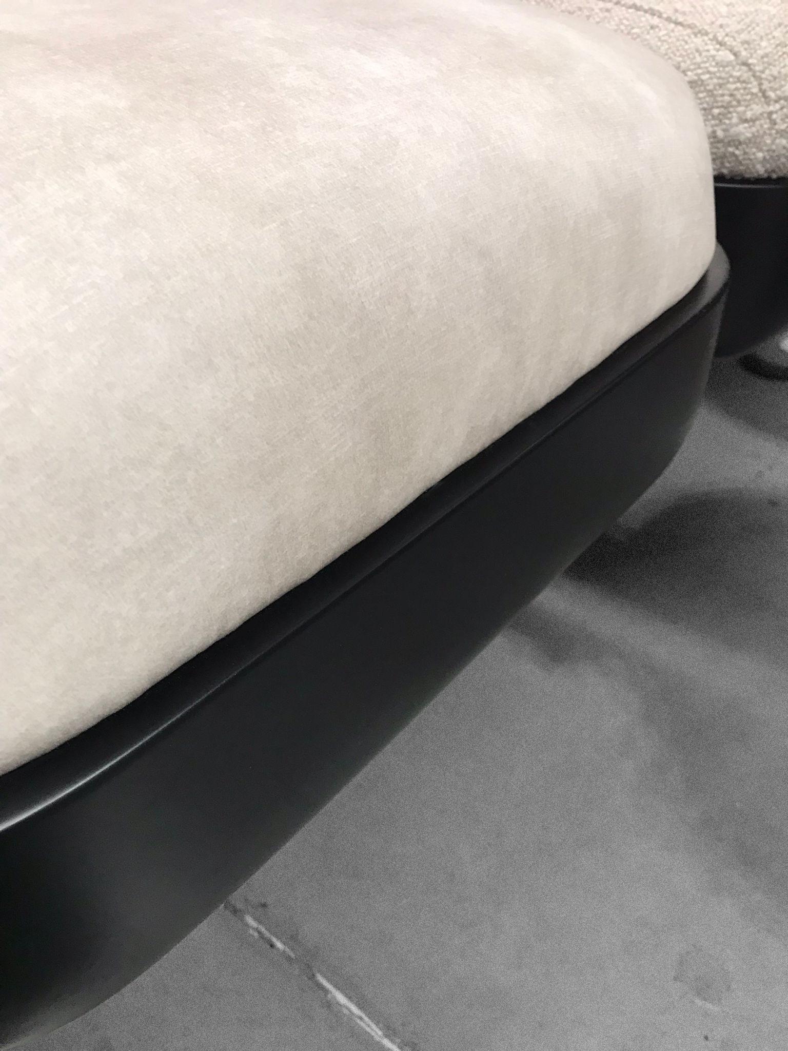 21st Century Contemporary Minimal White Velvet Bench With Black Lacquered Base For Sale 4
