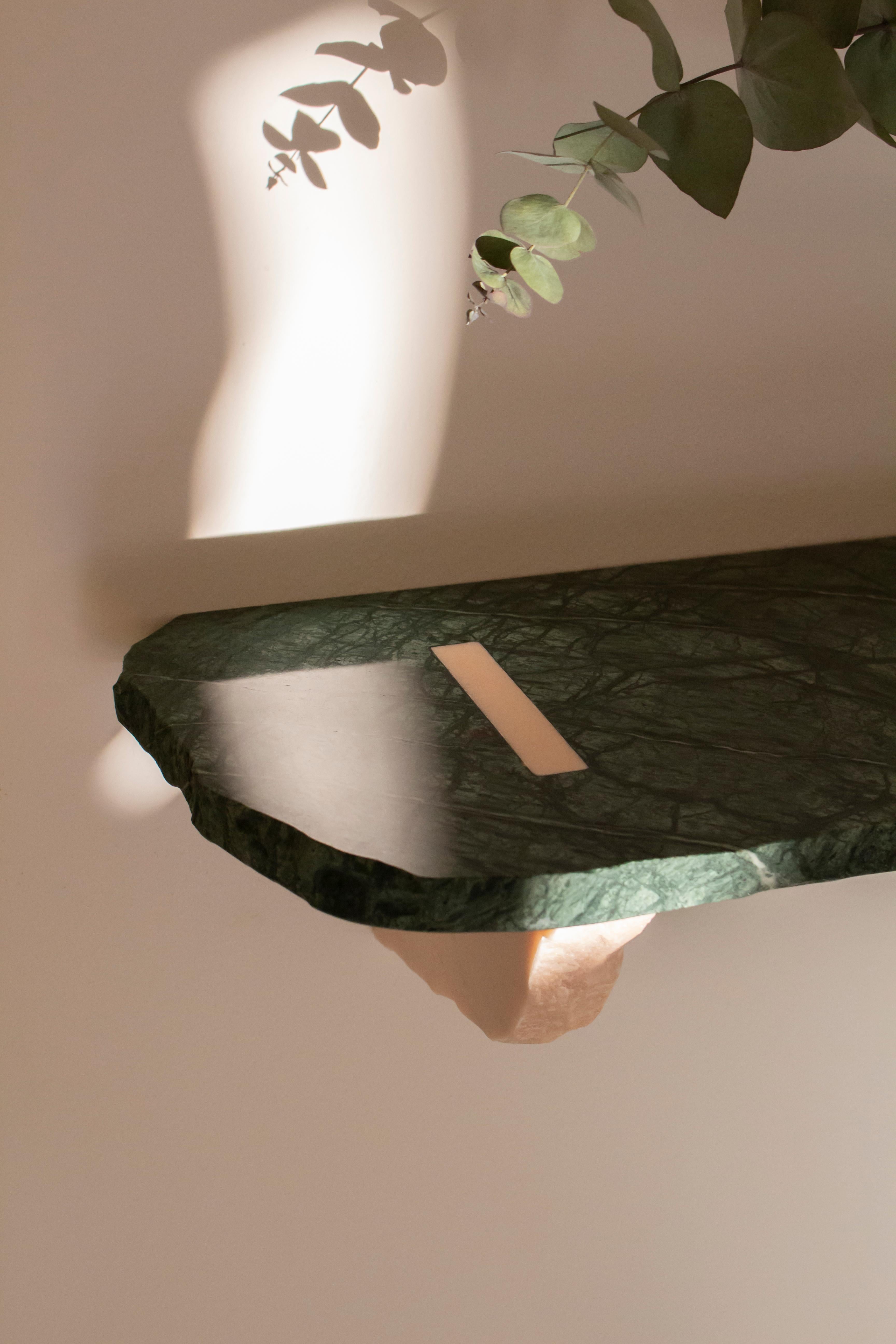 Zeitgenössisches Regal aus gemischtem Marmor des 21. Jahrhunderts, handgefertigt in Italien von Ilaria Bianchi (Handgeschnitzt) im Angebot